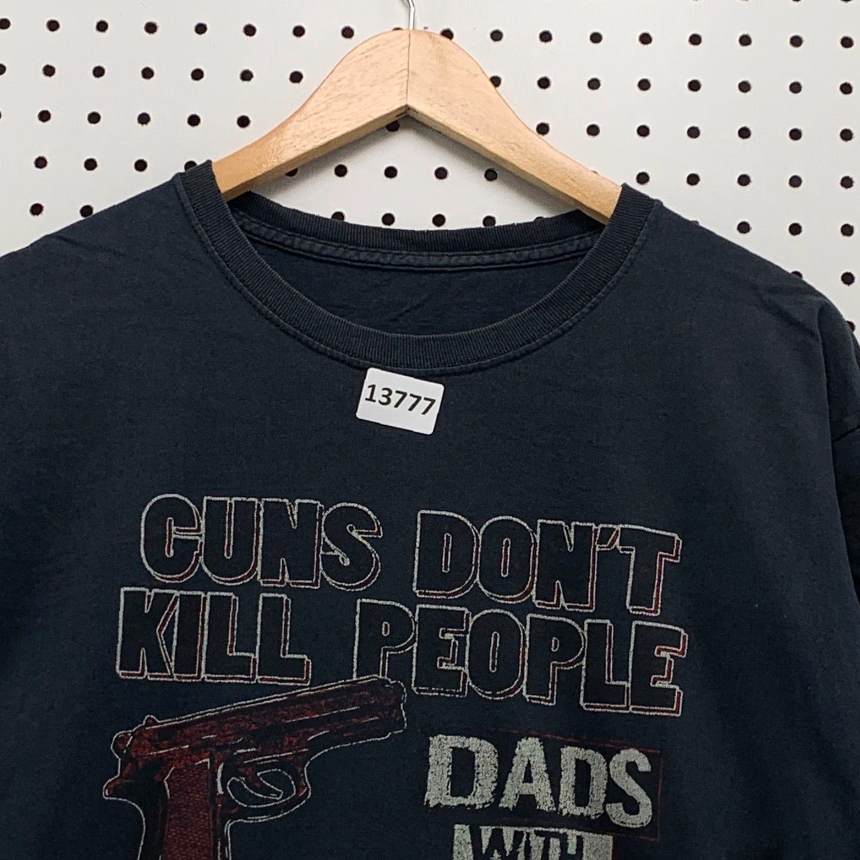 Vintage VINTAGE Unbranded Shirt Adult Black Short Sleeve Guns Dont Kill People Dads With Daughters Do M Crew Neck Graphic 2010s Dad Funny Mens Size US M / EU 48-50 / 2 - 6 Thumbnail