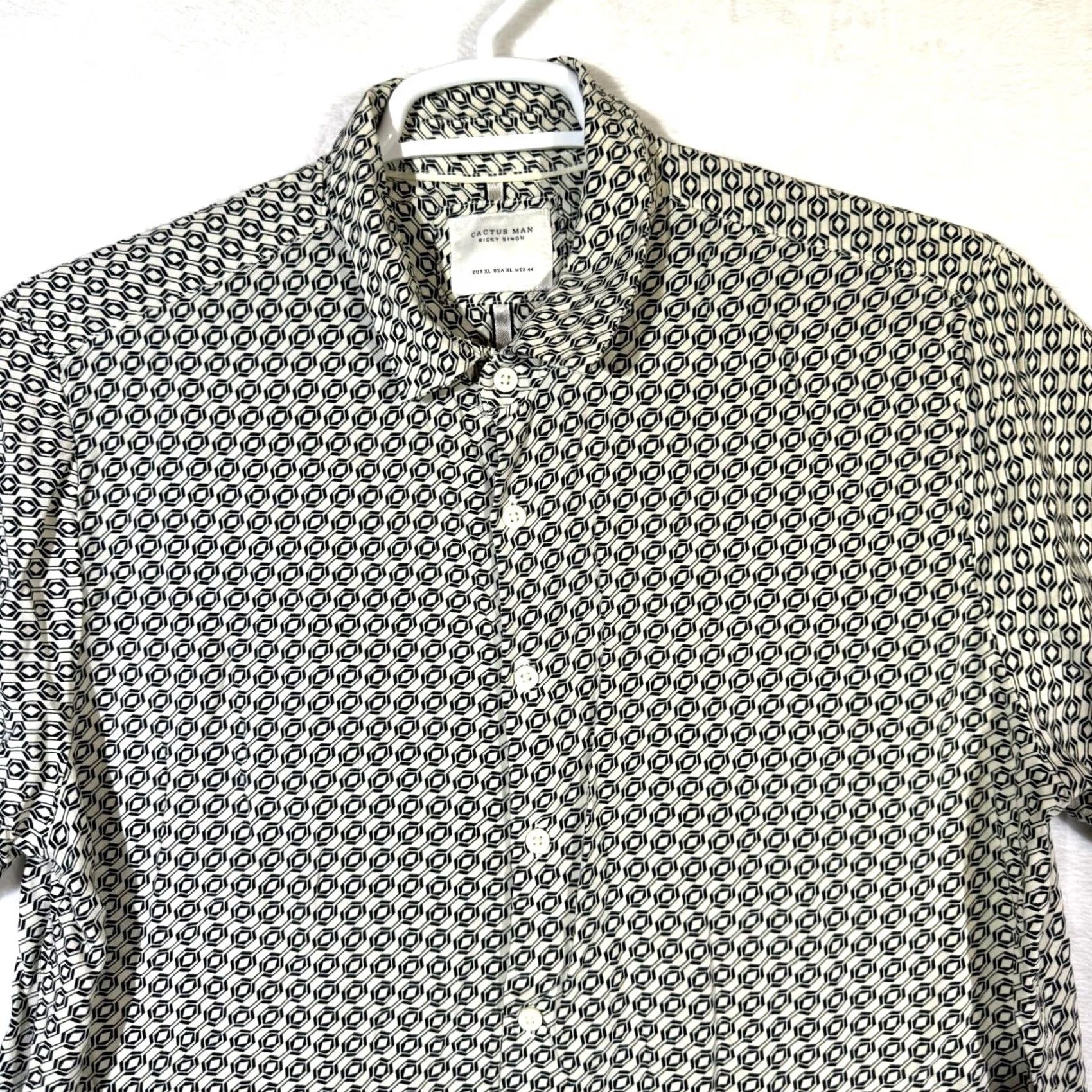 Vintage Cactus Man Shirt XL Cream Geometric Print Short Sleeve Viscose Button-Up Mens Slim Fit 30in 44in Chest Size US XL / EU 56 / 4 - 5 Thumbnail