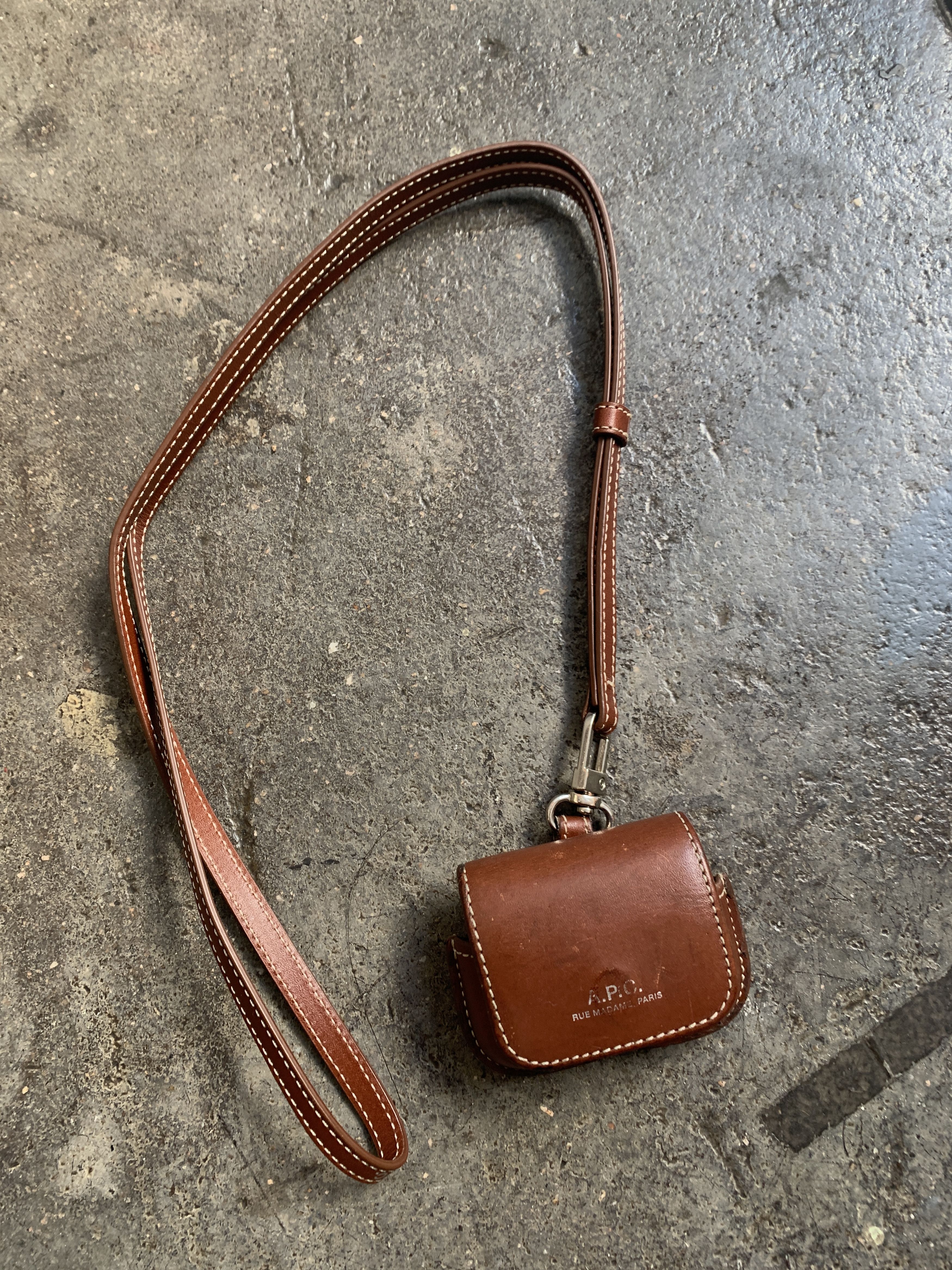 A.P.C. 200$ Chic Air Pod Pro Leather Magnet w/ Detachable Necklace Size ONE SIZE - 4 Thumbnail