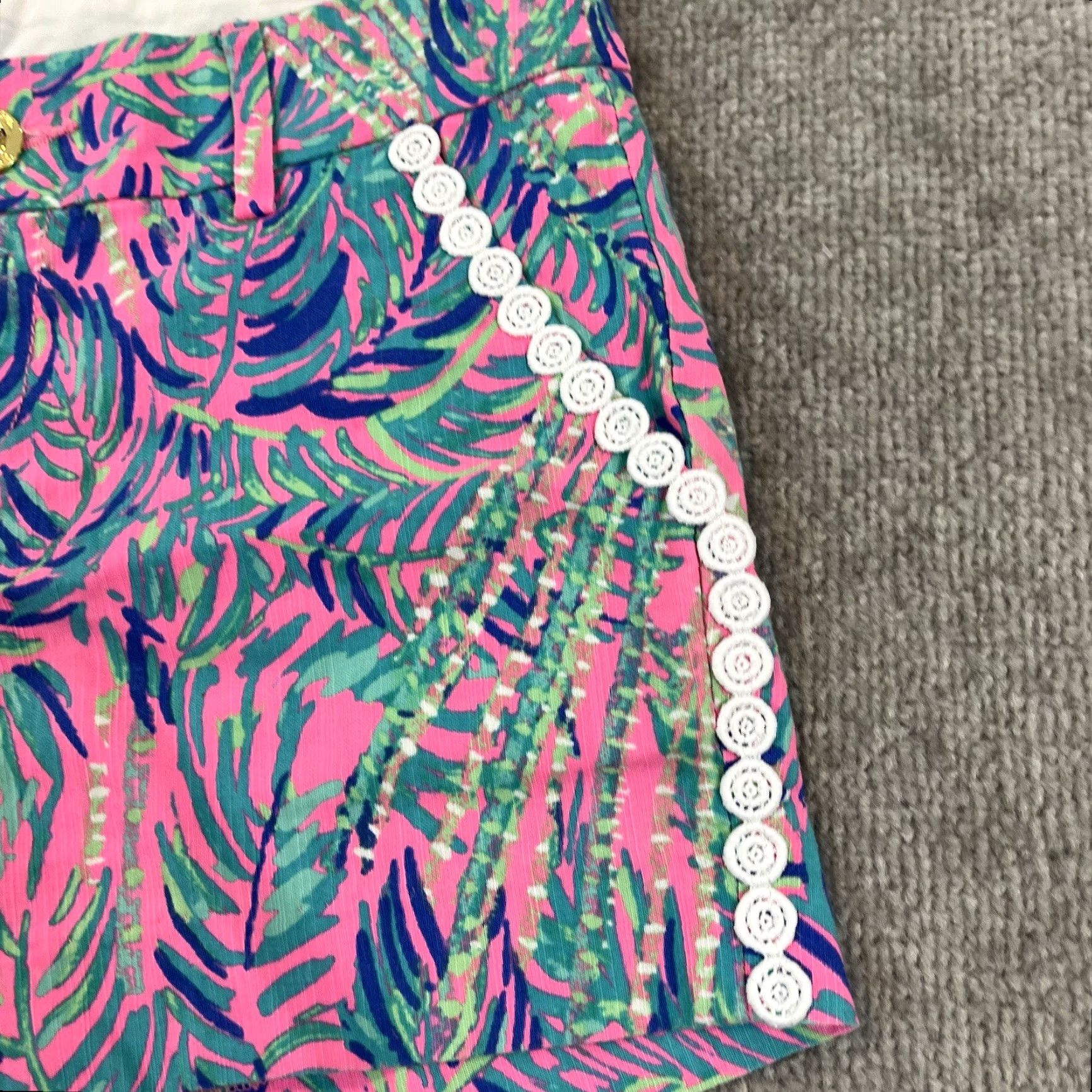 Lilly Pulitzer Lilly Pulitzer Bermuda Shorts Womens Size 00 4.5" Callahan Blue Green Pockets Floral Nylon Zipper Button Casual Summer Size 28" / US 6 / IT 42 - 6 Thumbnail