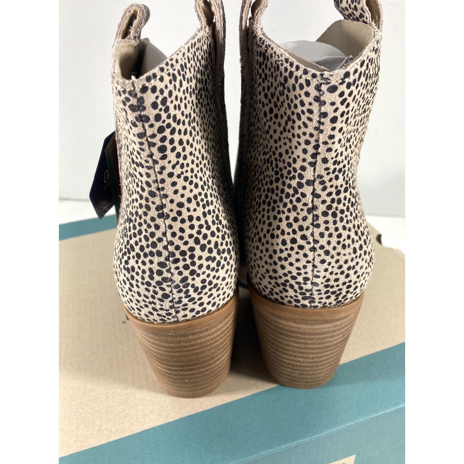 Toms Toms Constance Ankle Chelsea Boots Women Size 10 Suede Leather Cheetah Print NIB Size US 10 / IT 40 - 5 Thumbnail