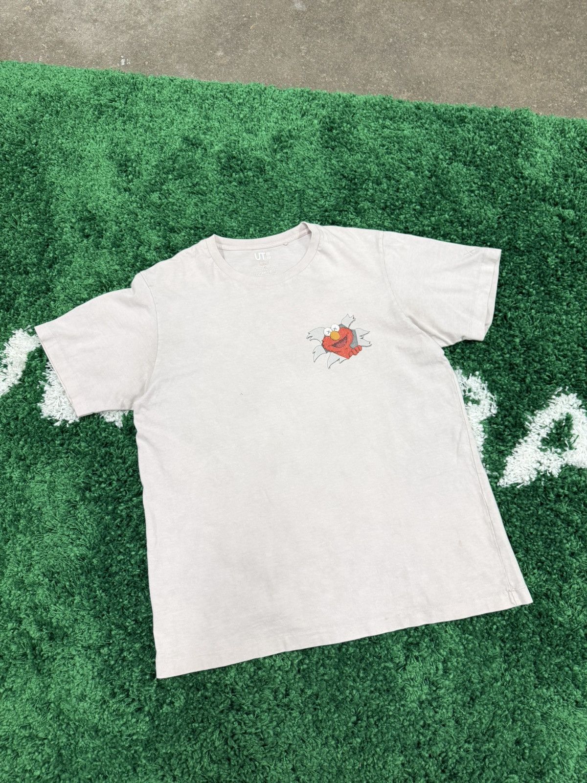 Uniqlo Uniqlo x Sesame Street Elmo Tee Kaws Pink Sz. XL XX Size US XL / EU 56 / 4 - 4 Thumbnail