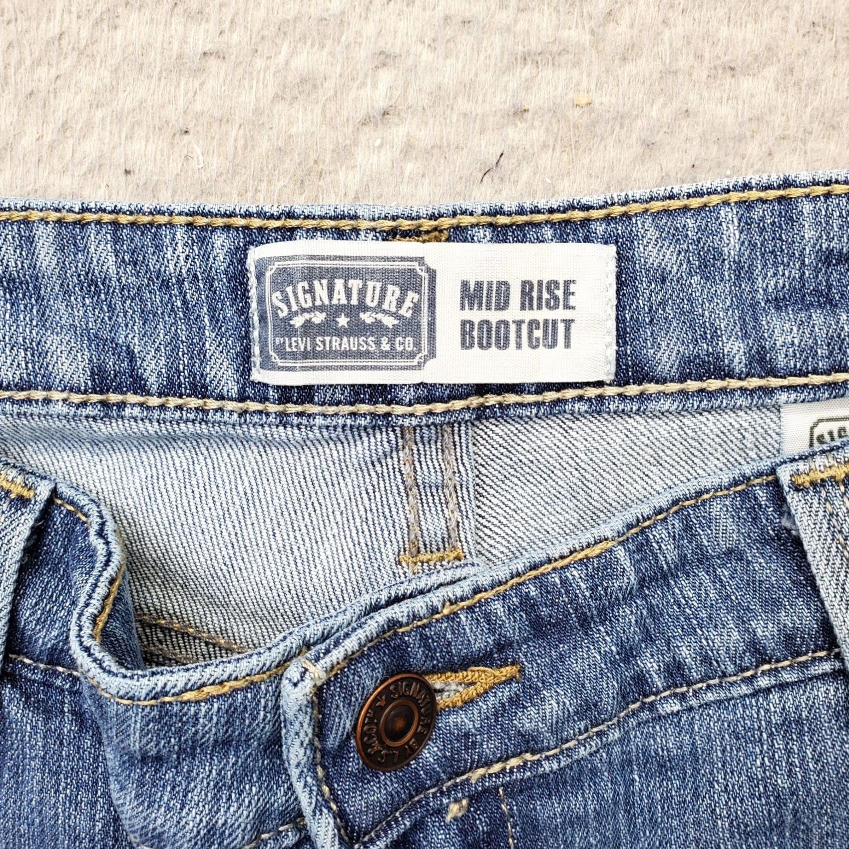 Levi's Levi's Bootcut Jeans Women's 14M Blue Denim Classic Mid Rise Medium Wash Outdoor Size 14M Womens Blue Denim Bootcut Jeans Size 36" / US 14 / IT 50 - 7 Thumbnail