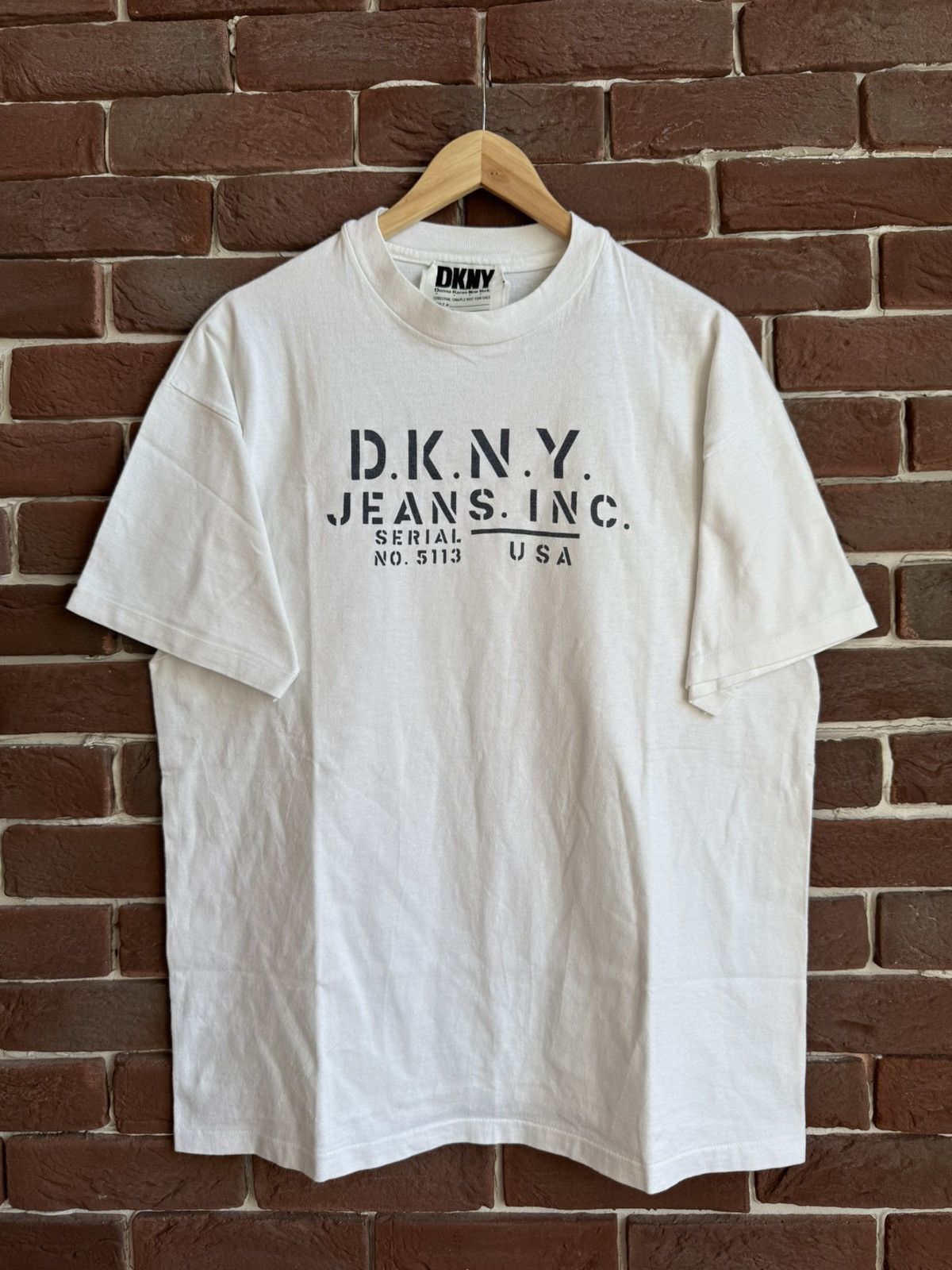 DKNY Vintage 90s DKNY Classics Logo Sampe Hype Designer T Shirt L Size US L / EU 52-54 / 3 - 1 Thumbnail