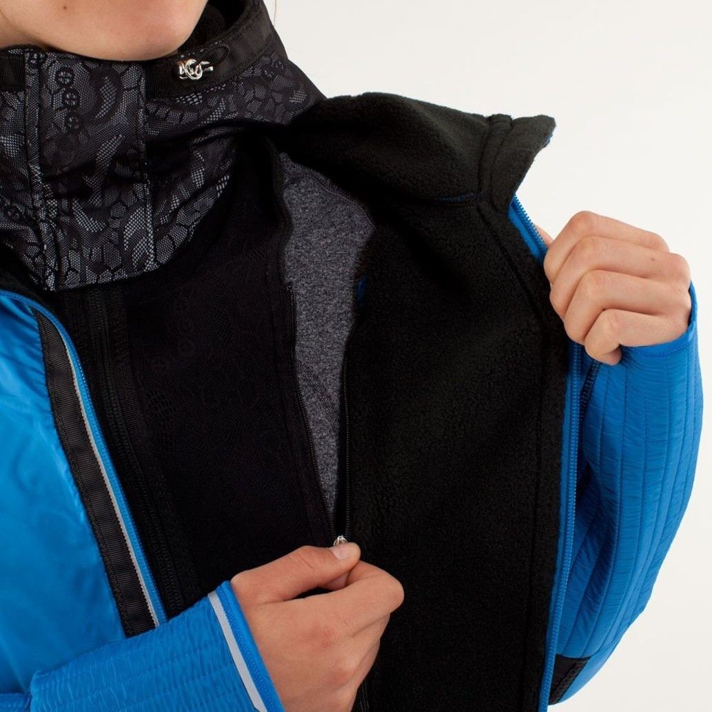 Lululemon Bundle Up Jacket in Black & Beaming Blue in size 8 NWOT Size M / US 6-8 / IT 42-44 - 8 Thumbnail