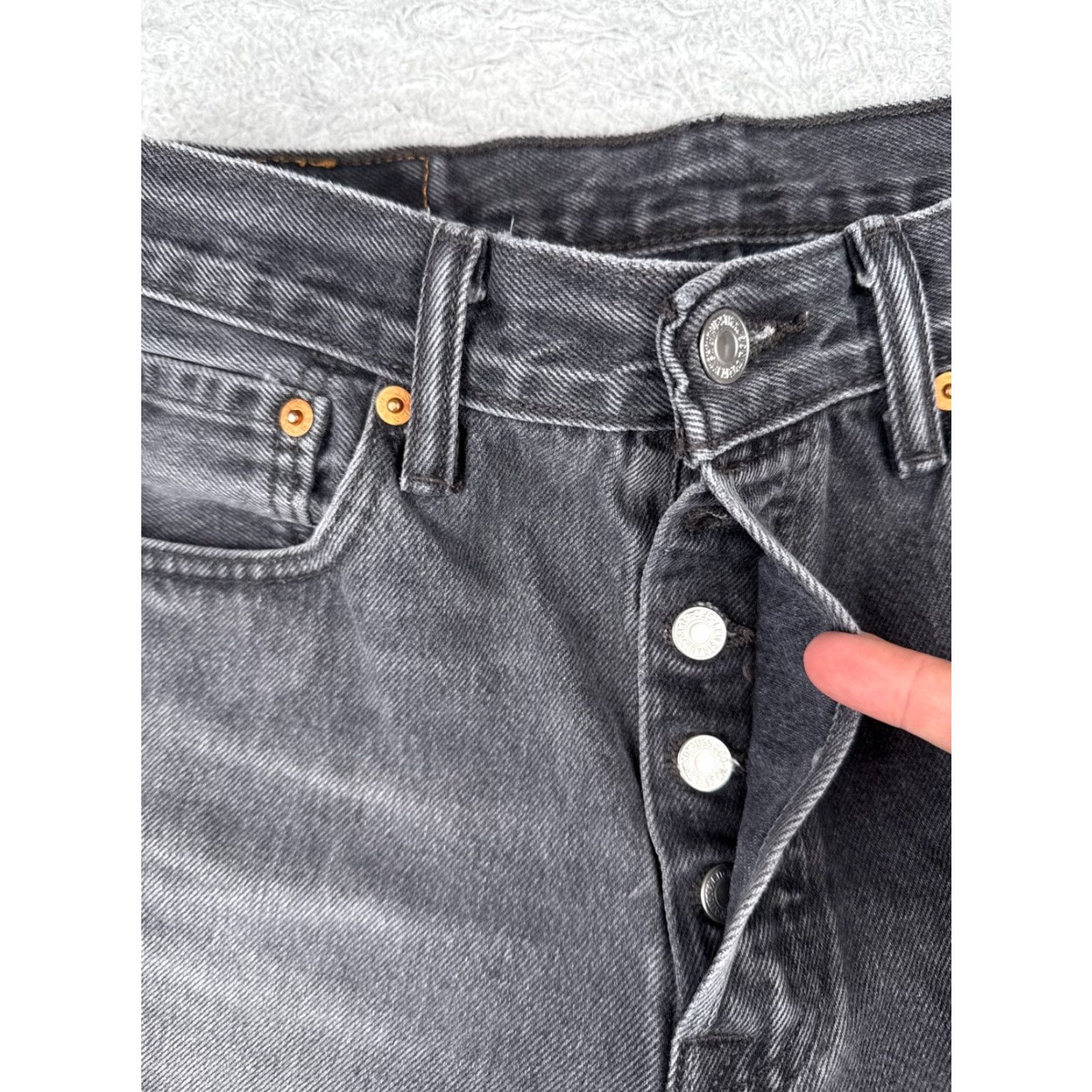 Levi's Levis Women’s Denim Shorts 32 Black Cutoff Button Fly 501 Cotton Blend 29x13 Shorts Size 24" / US 00 / IT 34 - 6 Thumbnail