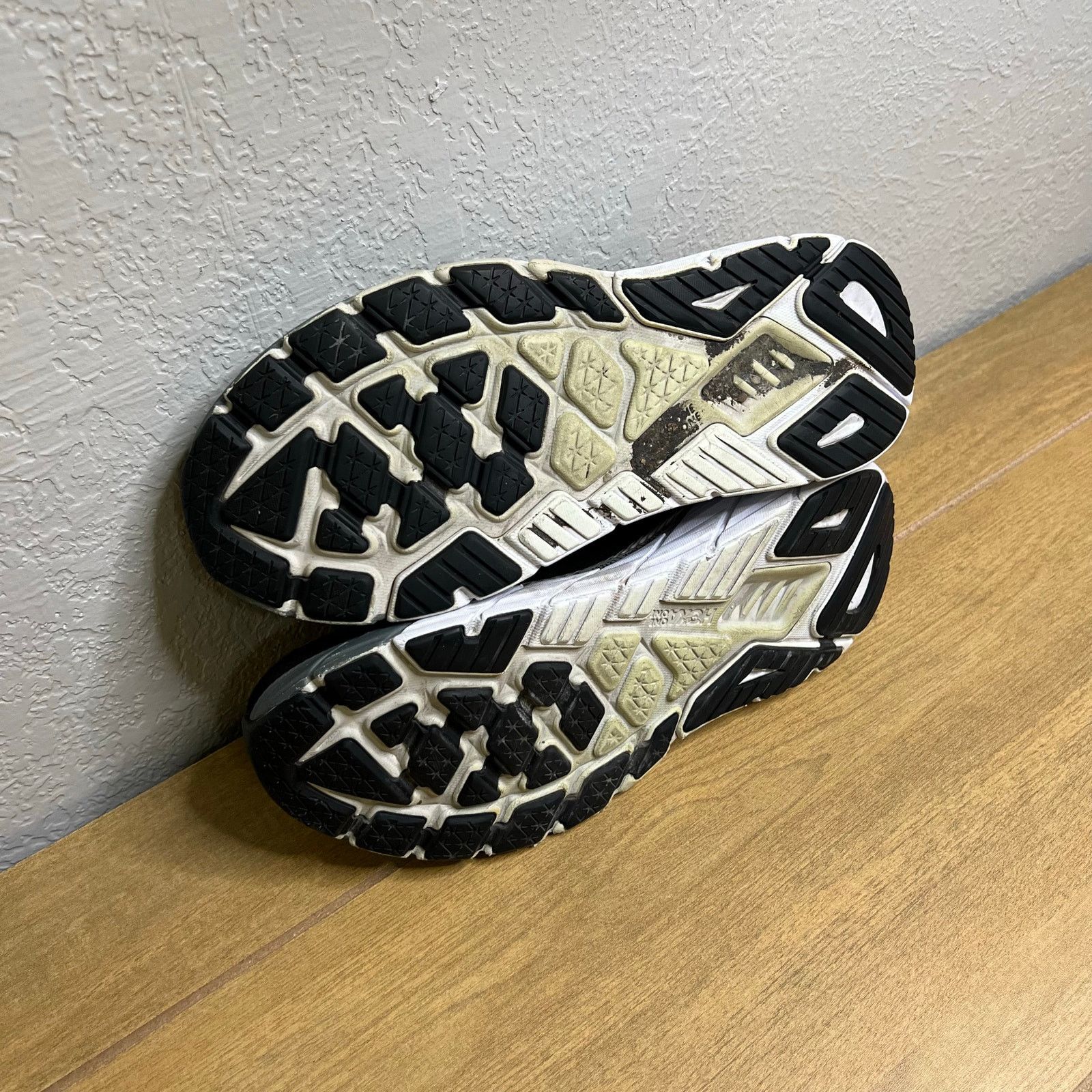 Hoka HOKA Arahi 6 Running Shoes Men’s 11D Black White Stability Size US 11 / EU 44 - 8 Thumbnail