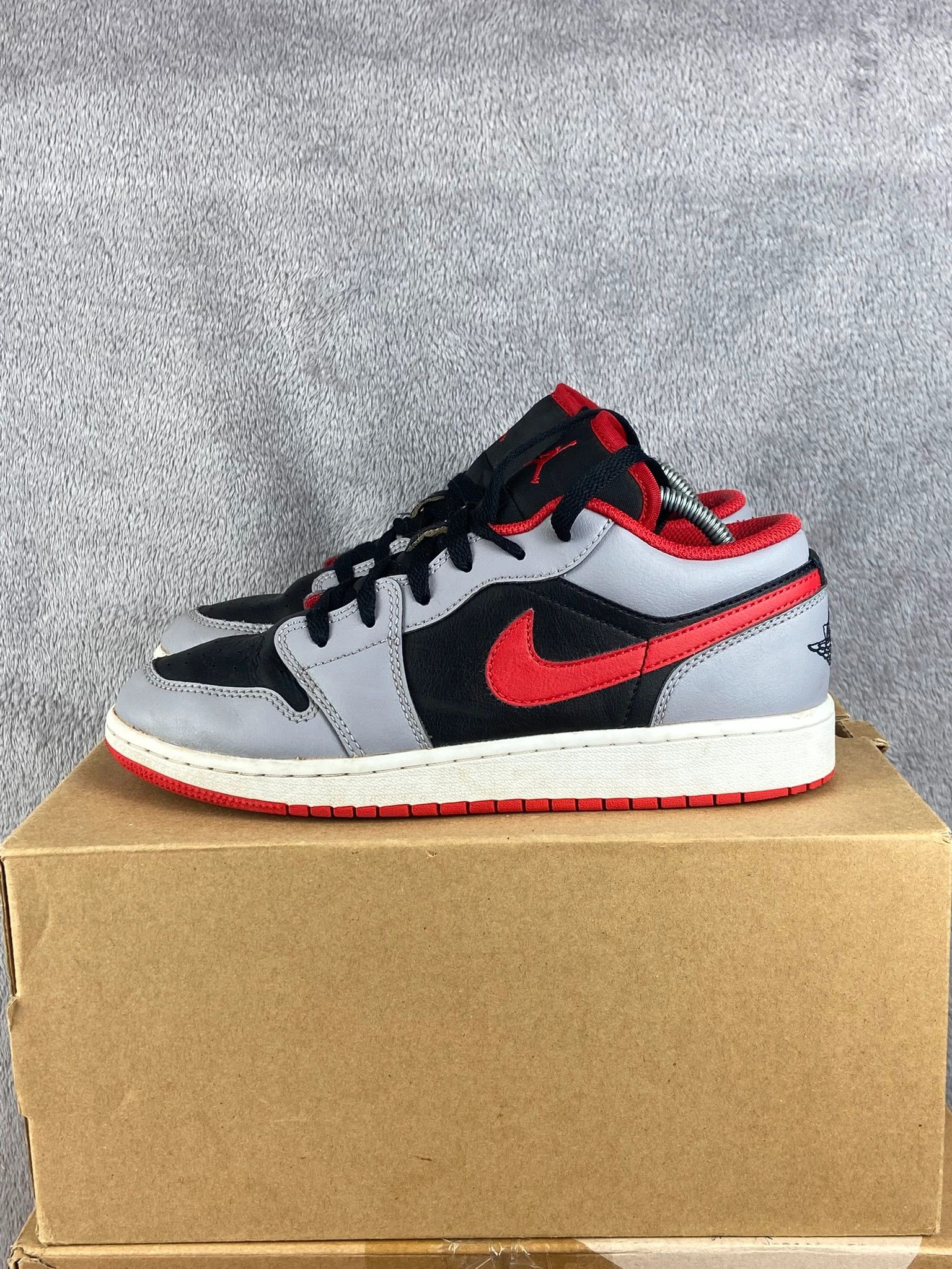 Jordan Brand Jordan sneakers grey red retro vintage streetwear Size US 5.5 / EU 38 - 2 Thumbnail