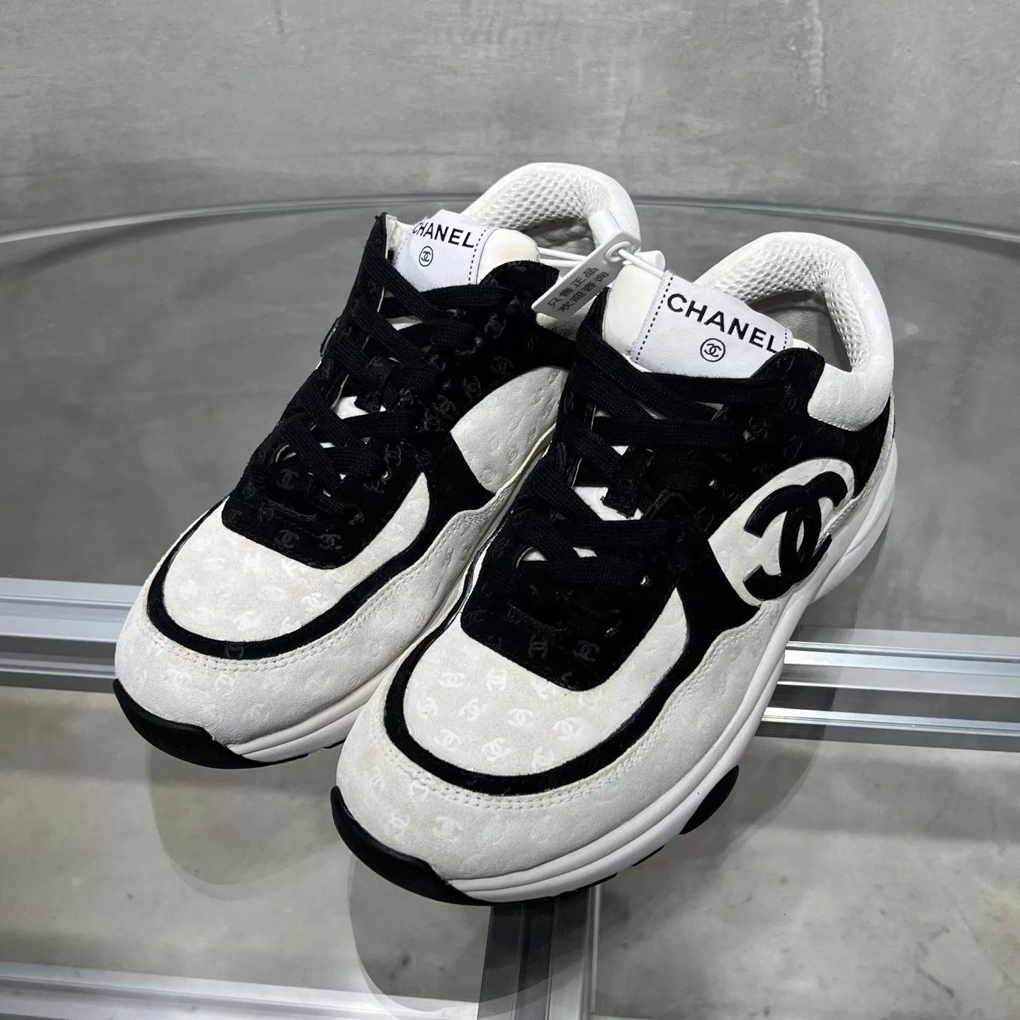 Chanel Chanel White Embossed All - Over Pattern Sneakers 38.5 Size US 8 / IT 38 - 2 Thumbnail