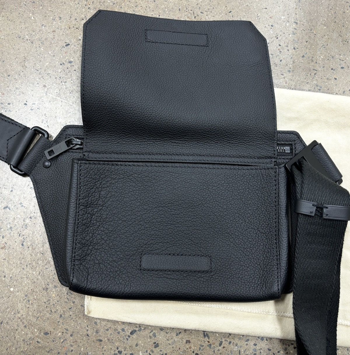 Louis Vuitton LV Louis Vuitton Takeoff Crossbody Aerogram Size ONE SIZE - 11 Thumbnail