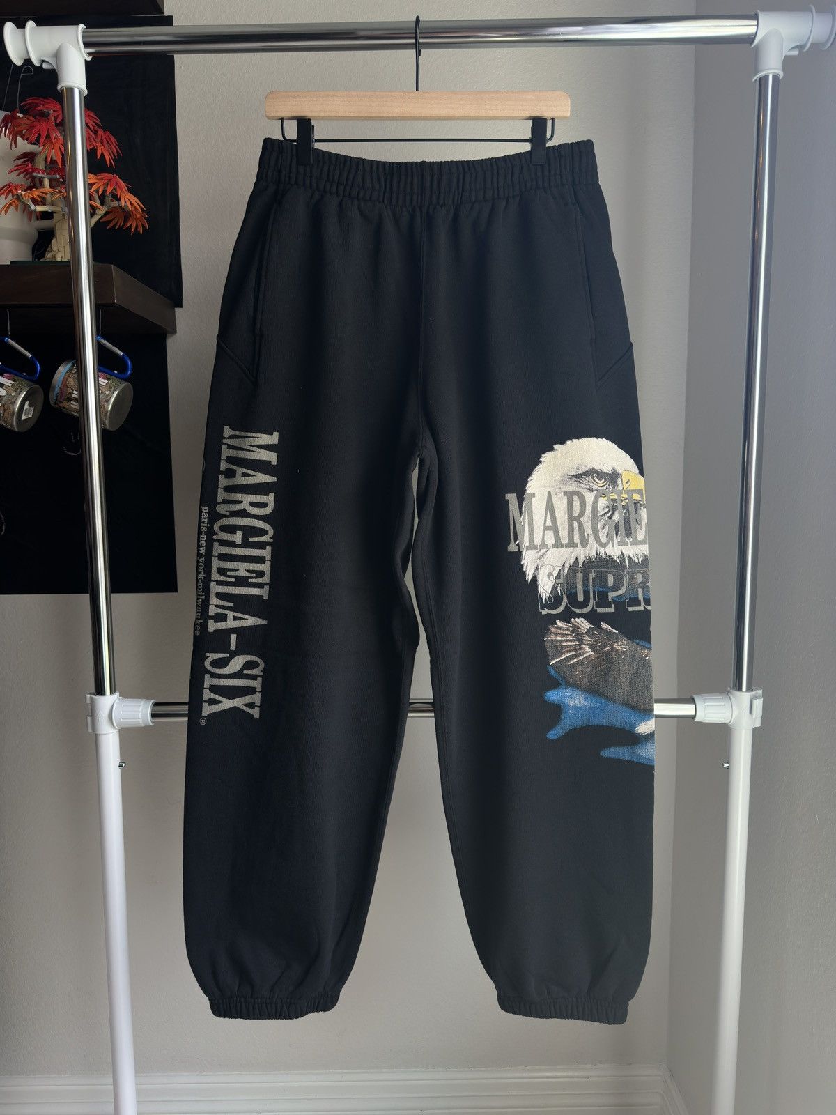 Maison Margiela × Supreme Supreme x MM6 Maison Margiela Eagle Sweatpants Black Size US 36 / EU 52 - 1 Thumbnail