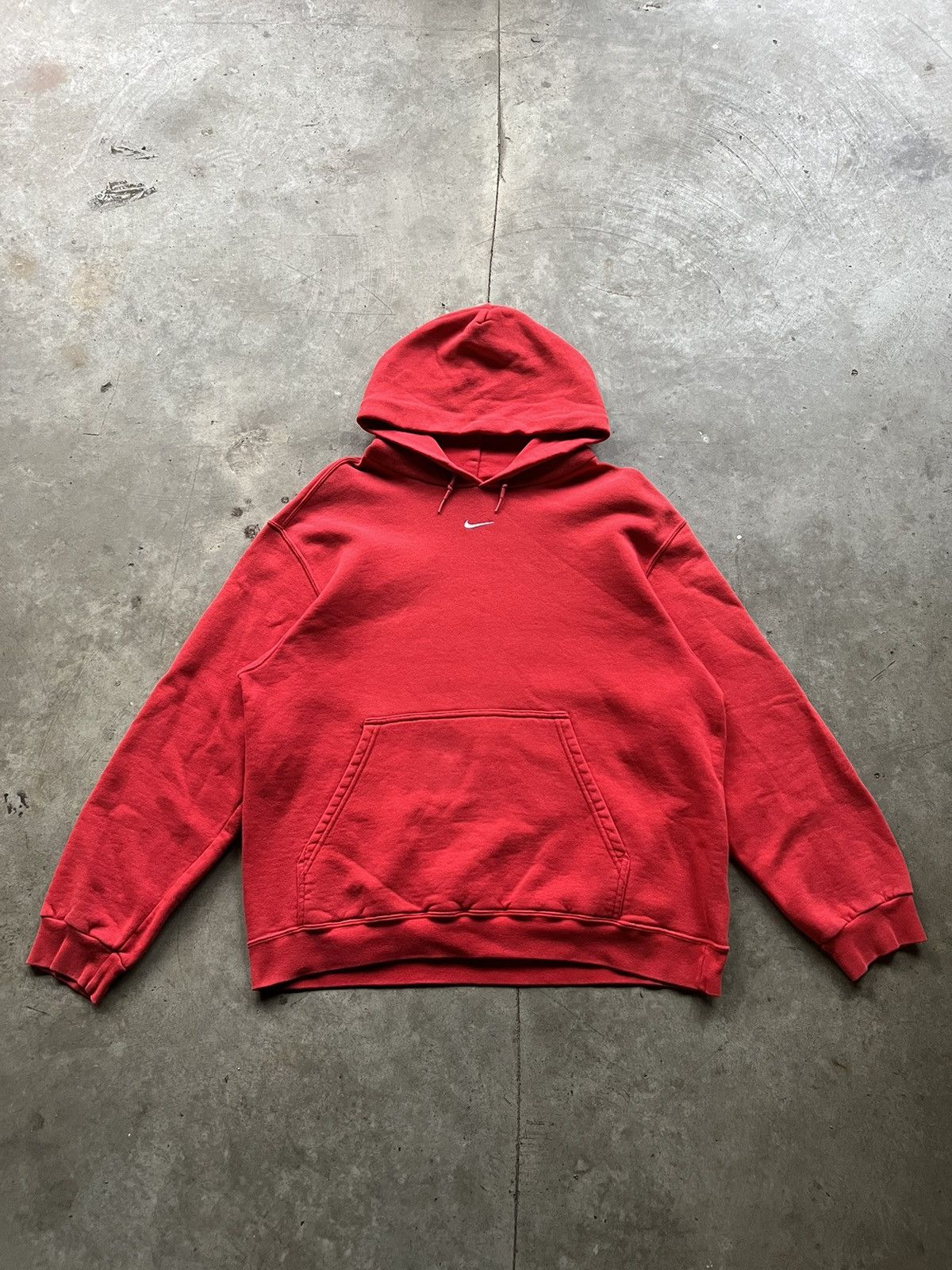 Red nike hoodie outfit online