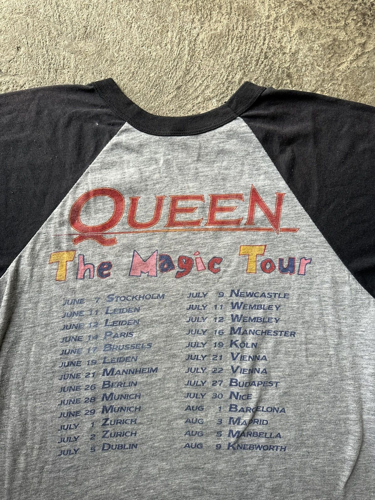 Vintage 1986 Queen Magic Tour Raglan Vintage Tee | Size M Size US M / EU 48-50 / 2 - 6 Thumbnail