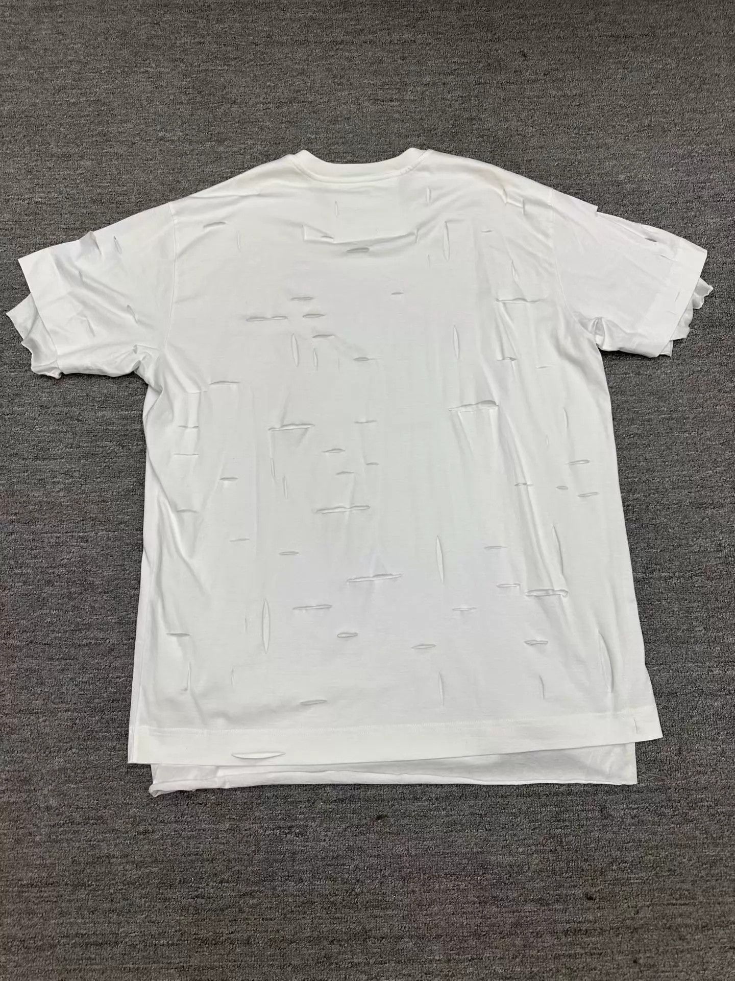 Givenchy Givenchy distressed logo short sleeve M Worn once Size US M / EU 48-50 / 2 - 2 Thumbnail