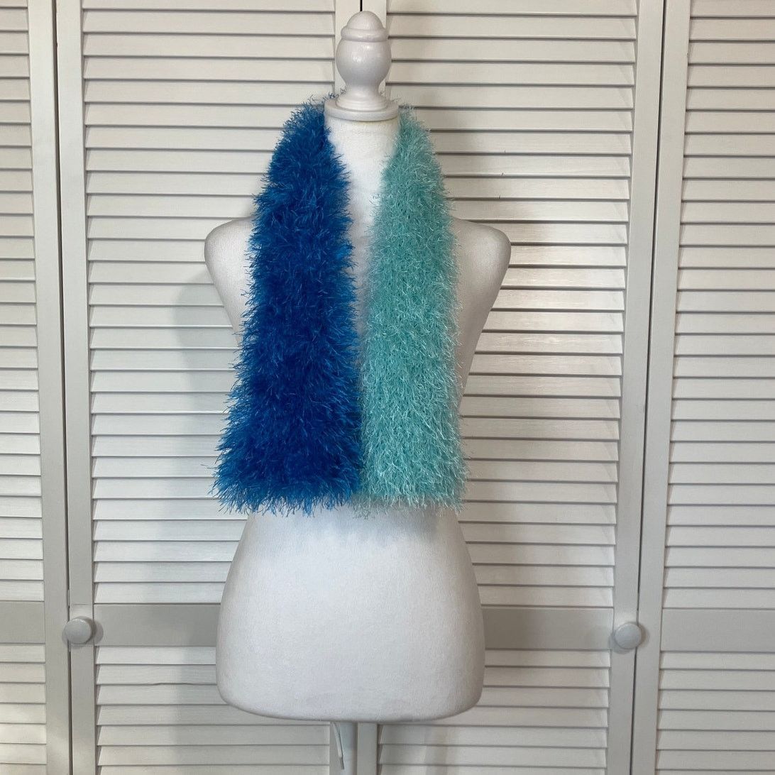 Handmade NWT Handmade Loom Knited Blue Furry Scarf 36” Size ONE SIZE - 2 Thumbnail