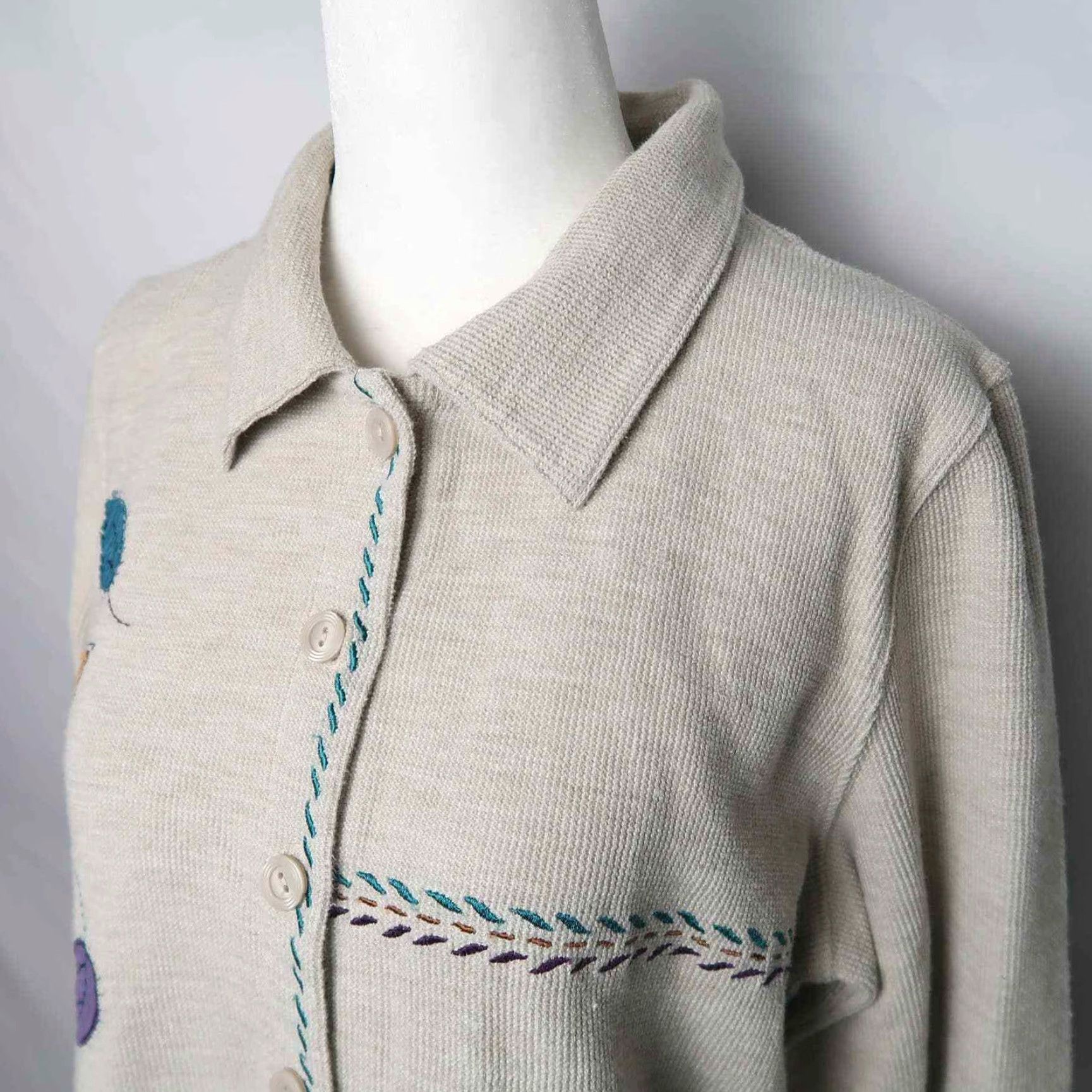 Vintage VINTAGE Christopher & Banks oatmeal tan knit cardigan embroidered leaves M cardigan Women Size M / US 6-8 / IT 42-44 - 2 Thumbnail