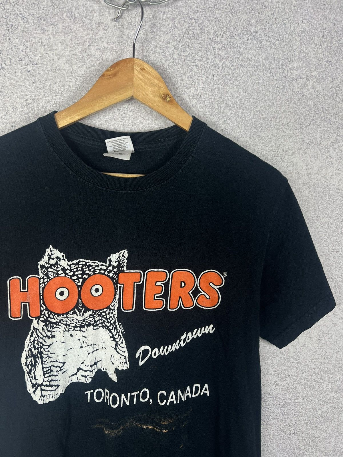 Vintage Vintage Hooters Canada Toronto T-Shirt Y2K Tee Size US S / EU 44-46 / 1 - 2 Thumbnail