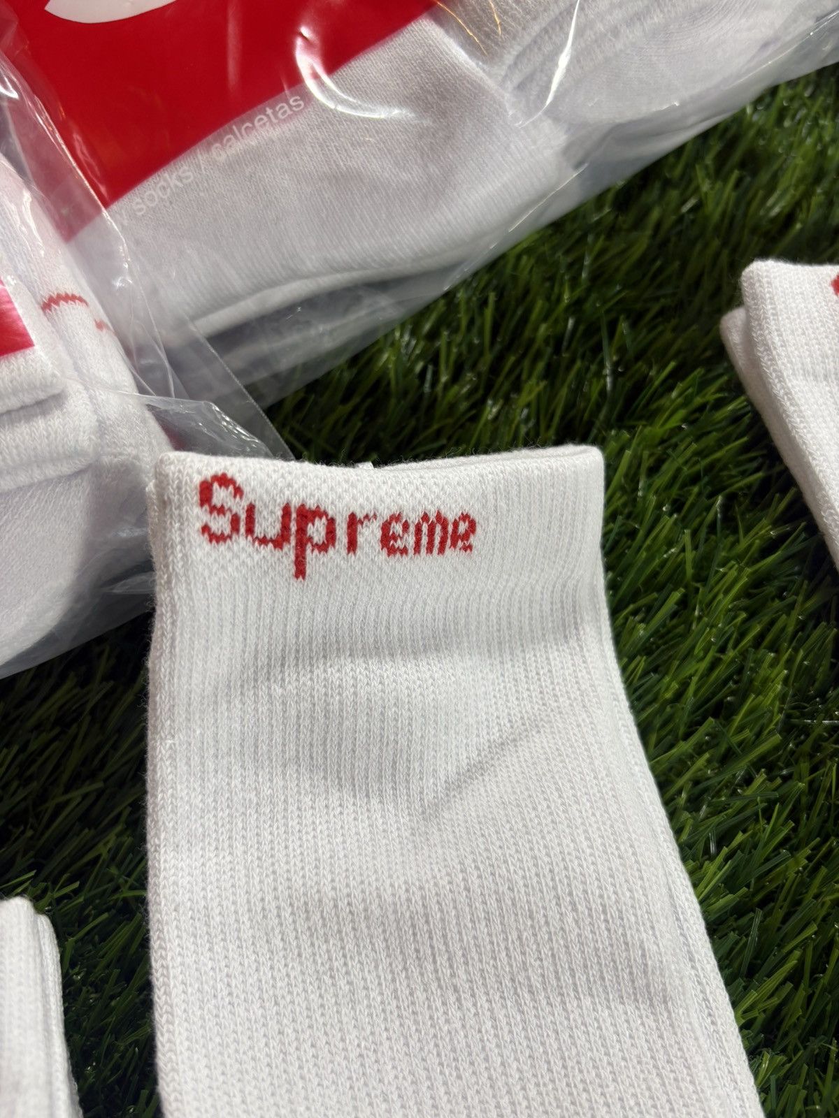 Supreme Supreme x Hanes Crew Socks Size ONE SIZE - 3 Thumbnail
