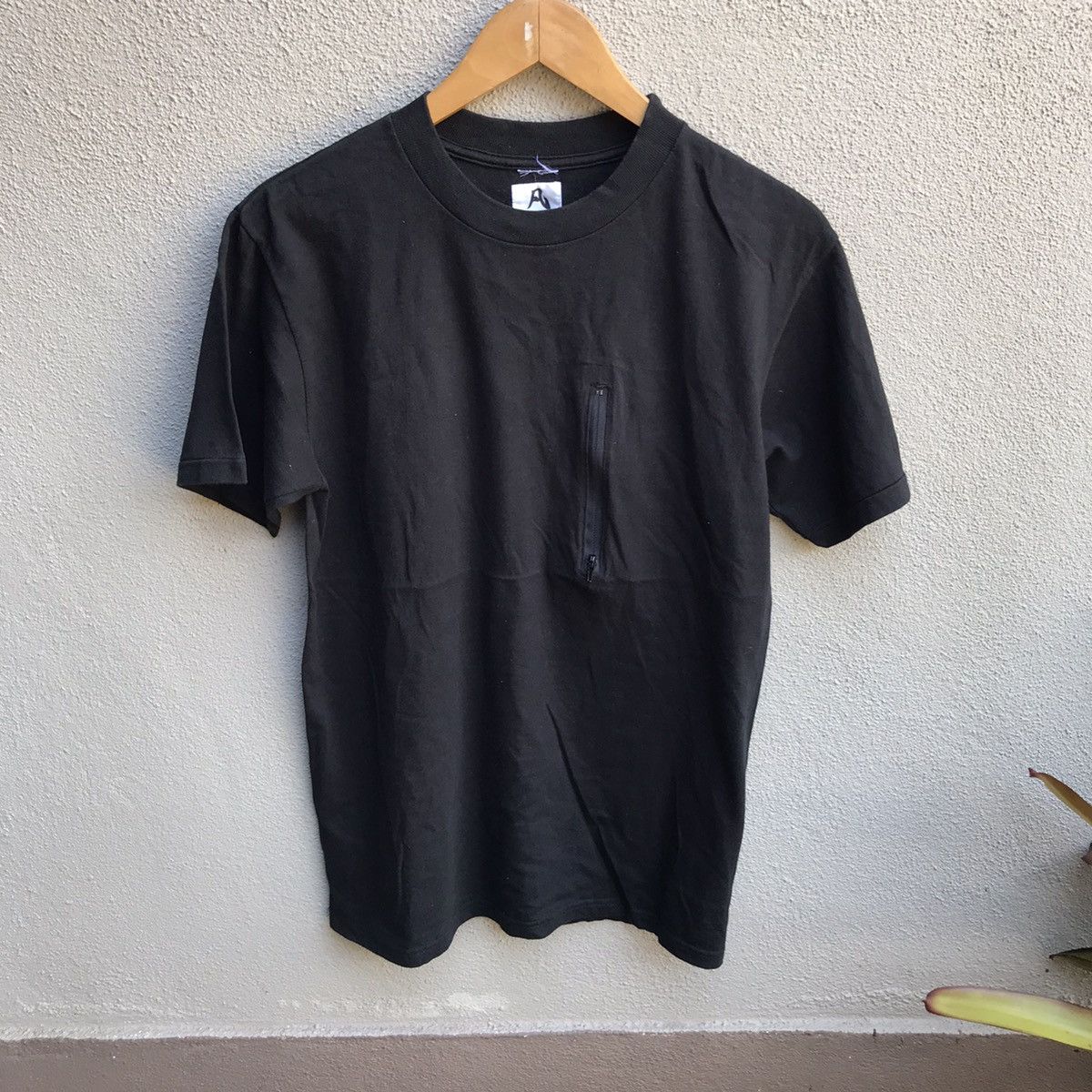 NEPENTHES zipper pocket tee