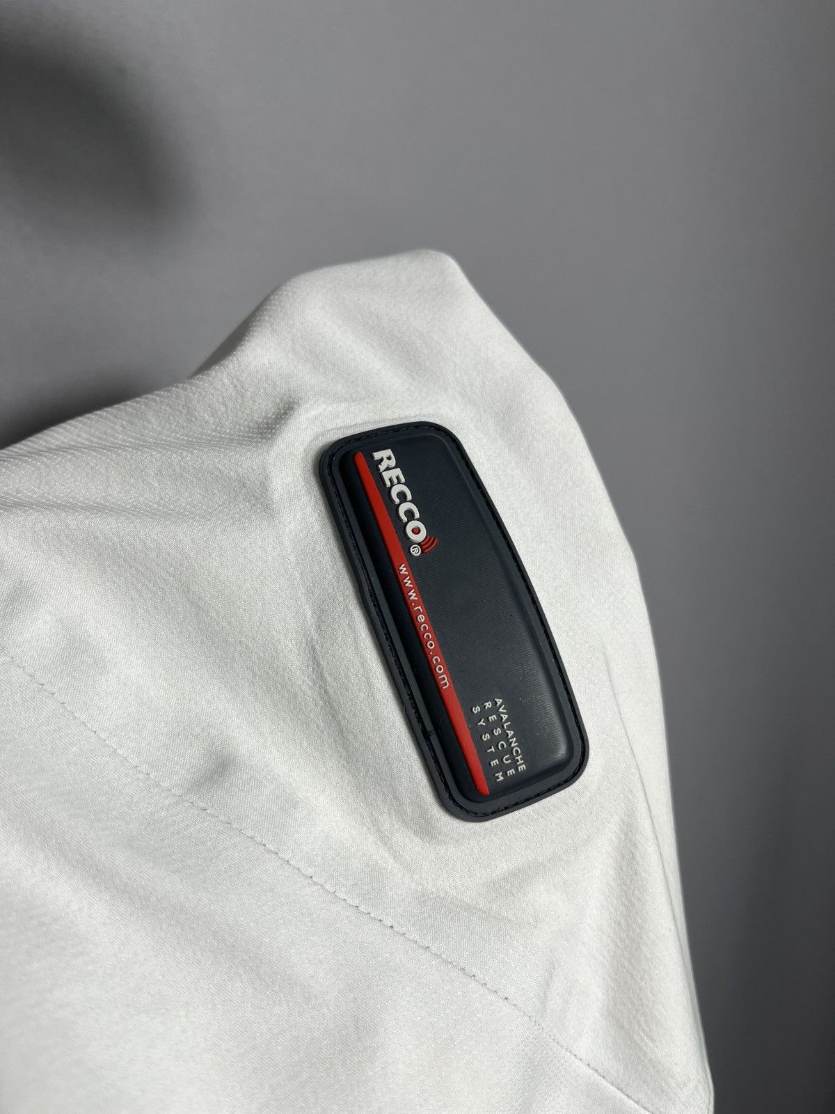 Vintage 00s NIKE ACG Women's RECCO Ski Jacket Gore-Tex White Size L / US 10 / IT 46 - 24 Thumbnail