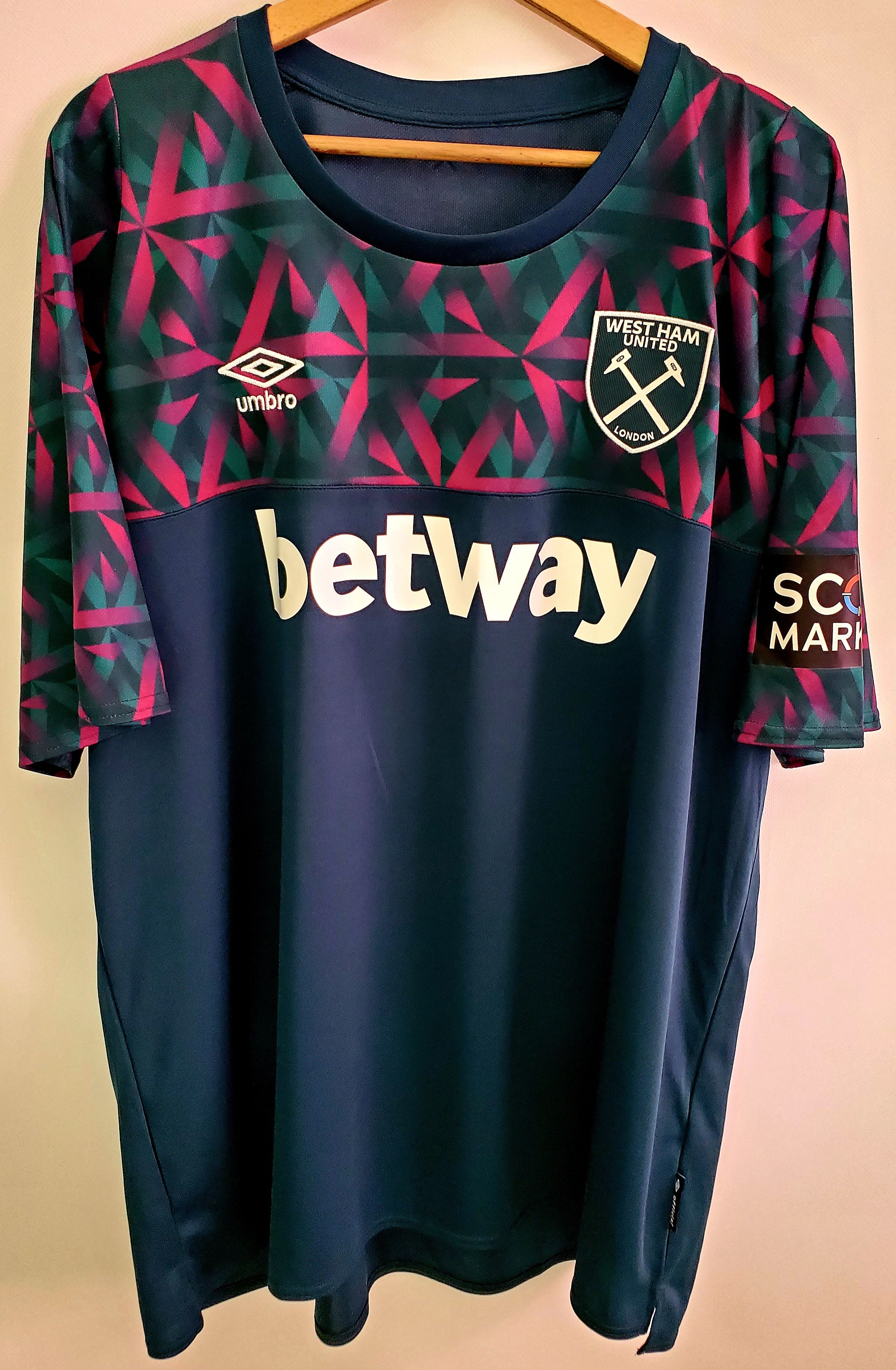 Umbro 2022-2023 West Ham Home Goalkeeper jersey New condition 3Xl Size US XXL / EU 58 / 5 - 1 Thumbnail