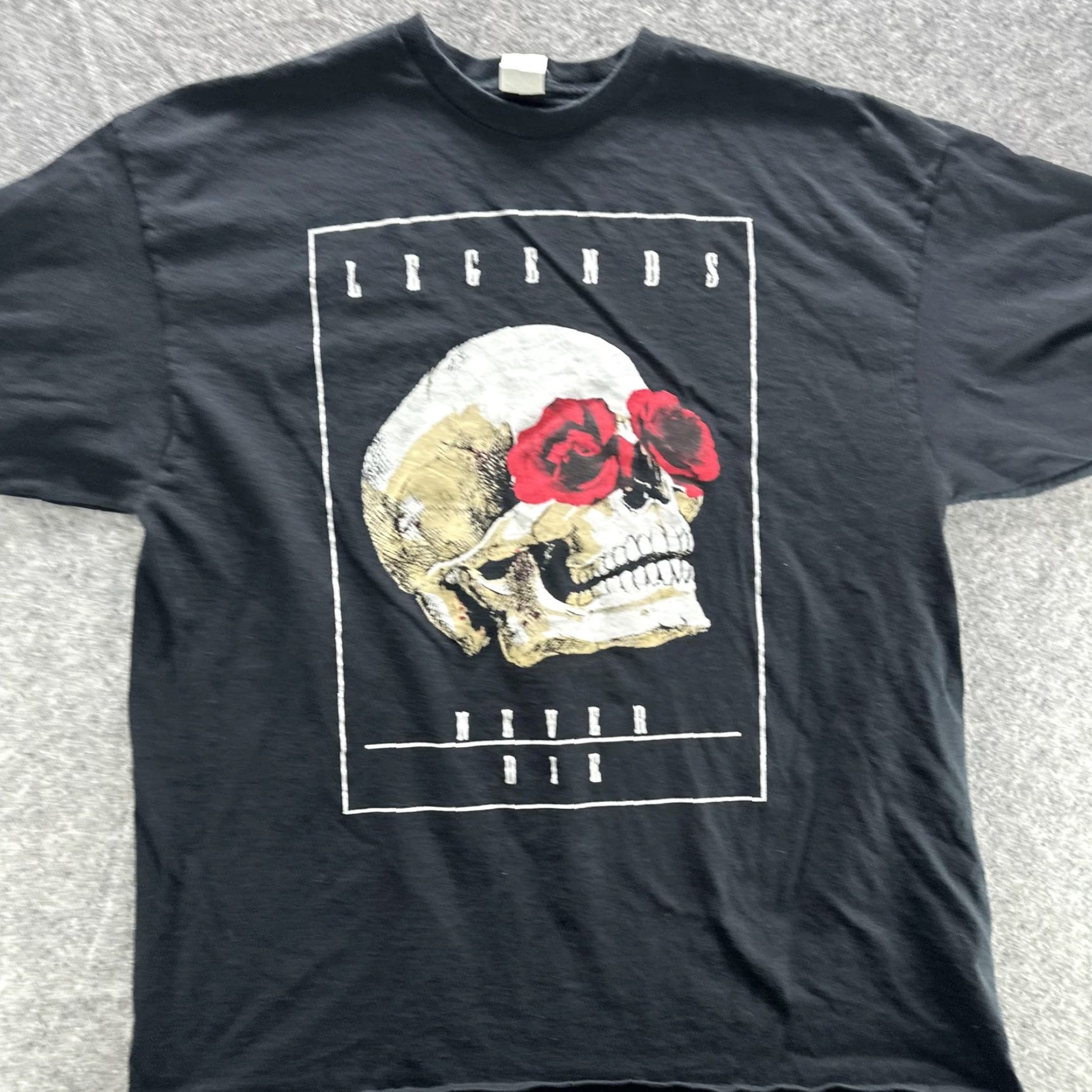 Vintage Legends Never Die Skull Roses Shirt Mens XL Black Graphic Gothic Tee Streetwear Size US XL / EU 56 / 4 - 4 Thumbnail