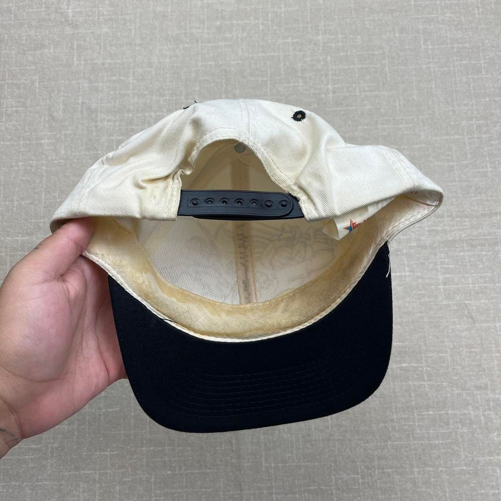 Vintage Vintage 1997 Looney Tunes Hockey Snapback Size ONE SIZE - 3 Thumbnail