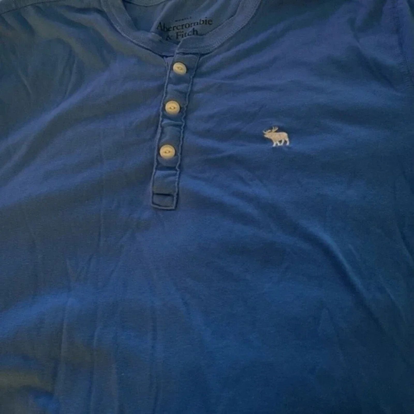 Abercrombie & Fitch Abcrombie & Fitch partial button muscle tee, size small. Size S / US 4 / IT 40 - 1 Thumbnail