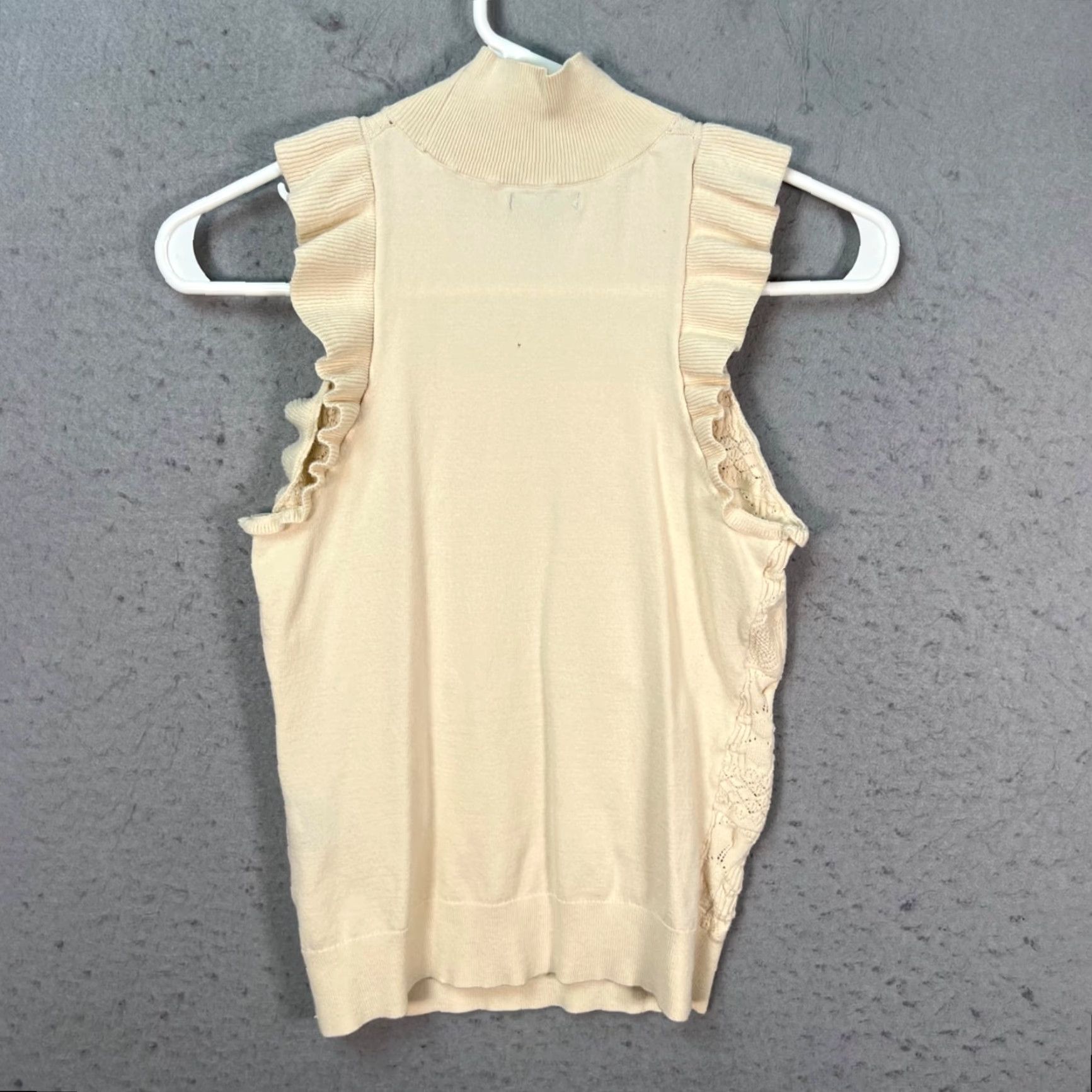 Vintage WHO WHAT WEAR Women's XS Cream Sleeveless Knit Top Ruffle Trim Lace Detail Mock Neck Casual Blouse Womens XS Cream Knit Top 90s? Size XS / US 0-2 / IT 36-38 - 2 Thumbnail