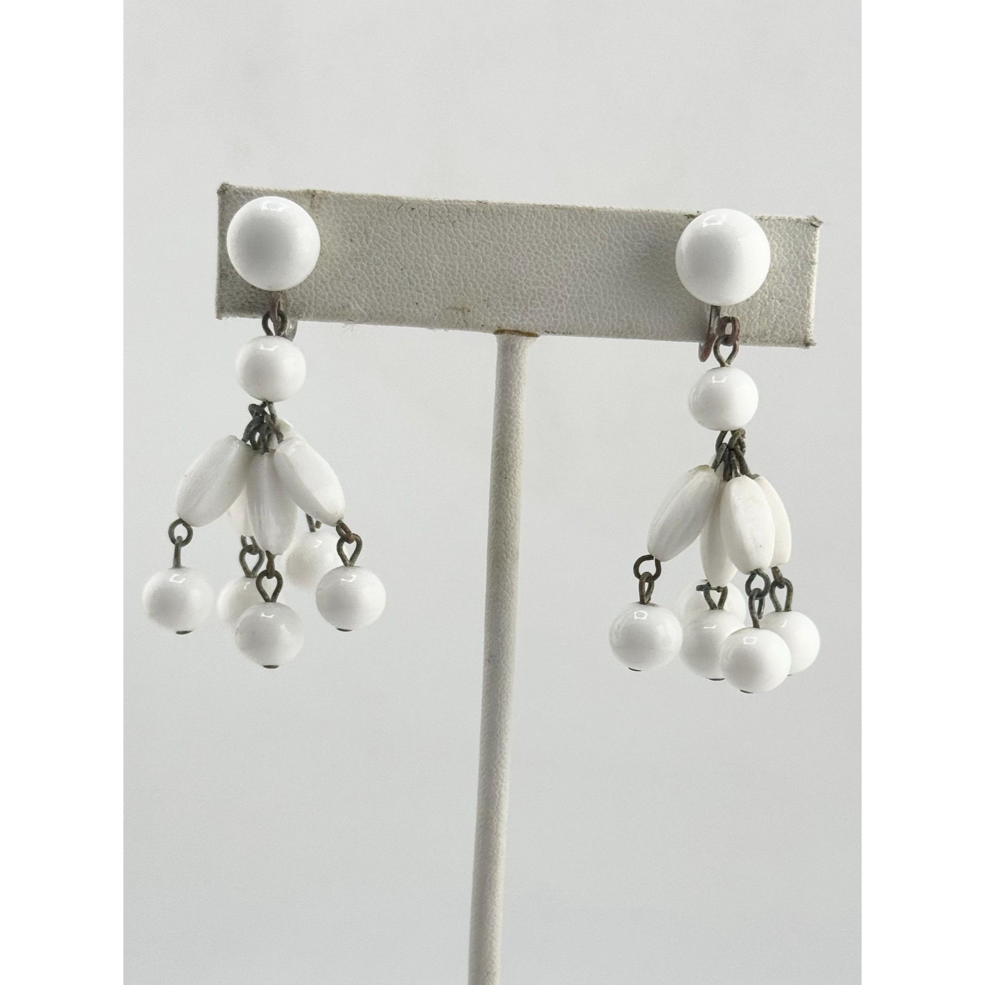 Vintage vintage white milk glass tassel screw back earrings Size ONE SIZE - 2 Thumbnail