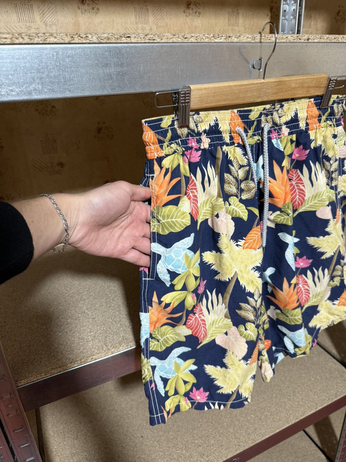 Vilebrequin Luxury Vilebrequin Multicolor Flowers And Turtles Shorts Size US 32 / EU 48 - 6 Thumbnail
