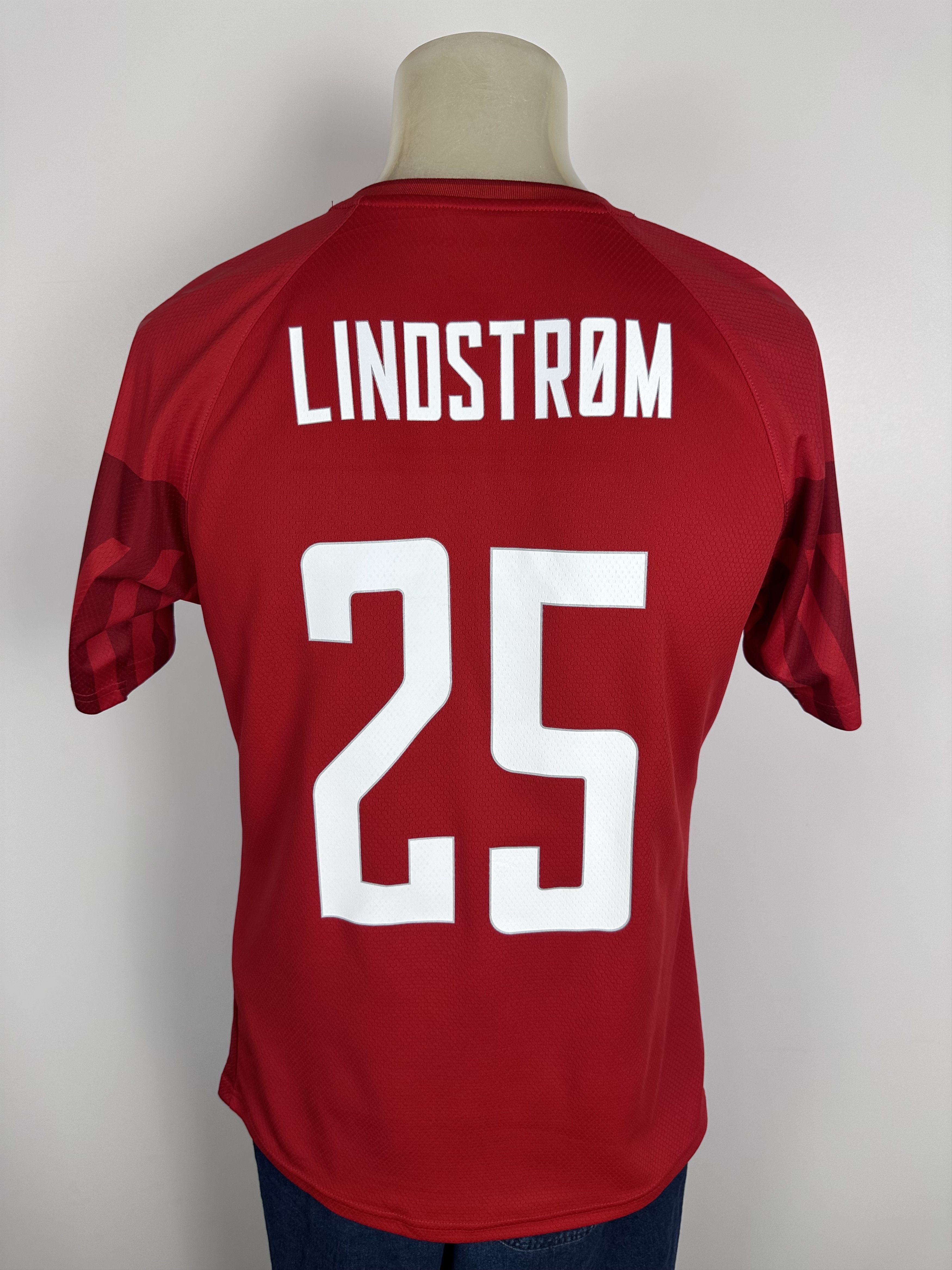 Hummel DENMARK 2022 2023 FOOTBALL SHIRT SOCCER JERSEY #25 LINDSTROM Size US S / EU 44-46 / 1 - 1 Thumbnail