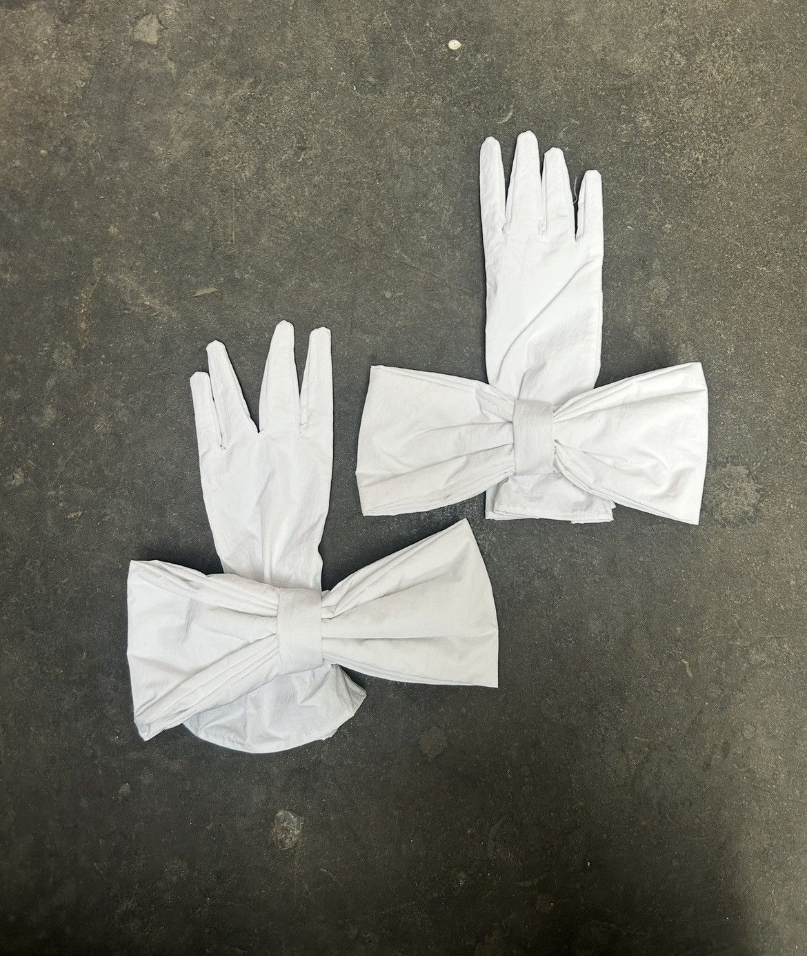Shushu/Tong Bow Gloves Size ONE SIZE - 1 Preview