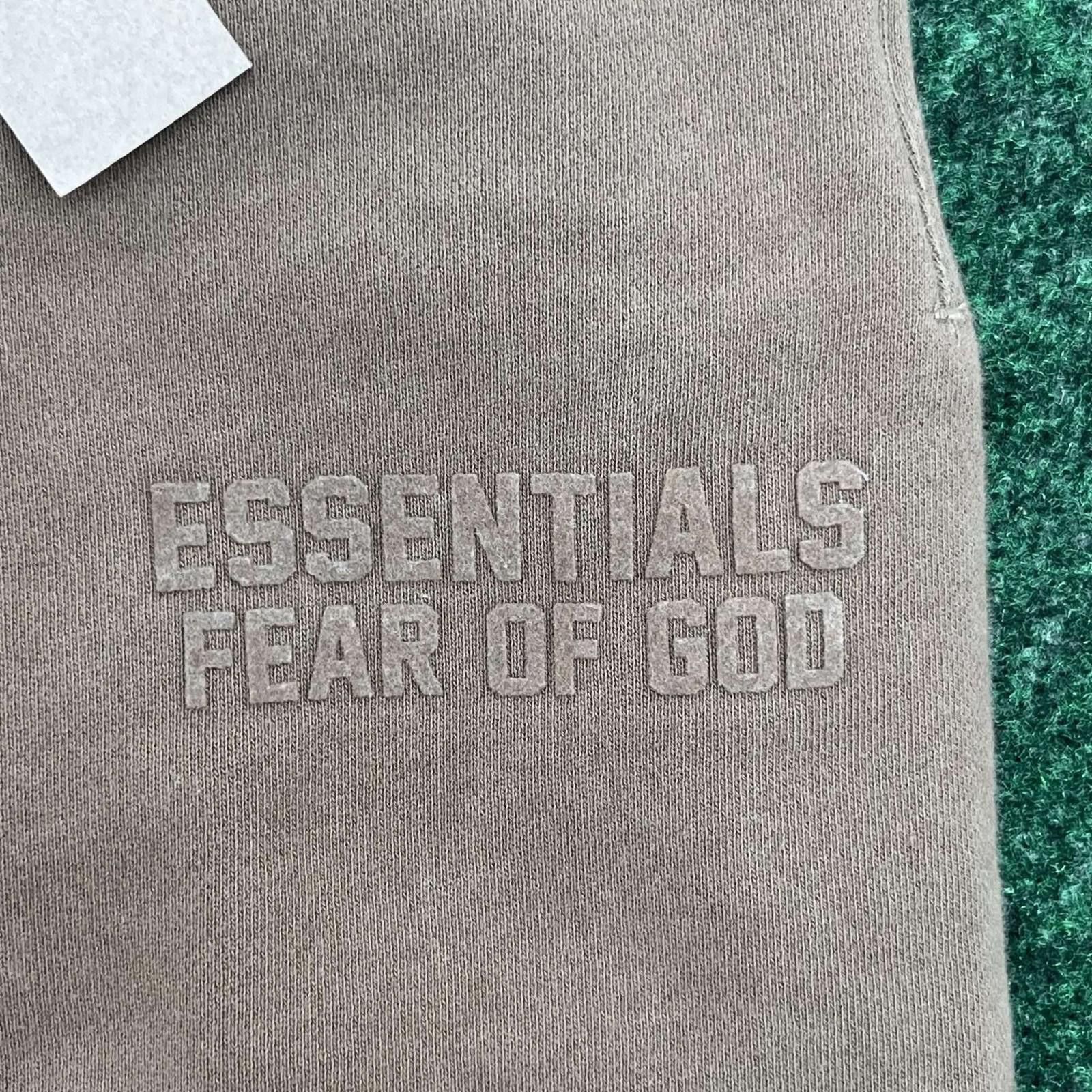 Fear of God Fear Of God Essentials Sweatpants Olive M Used Size US 32 / EU 48 - 6 Thumbnail