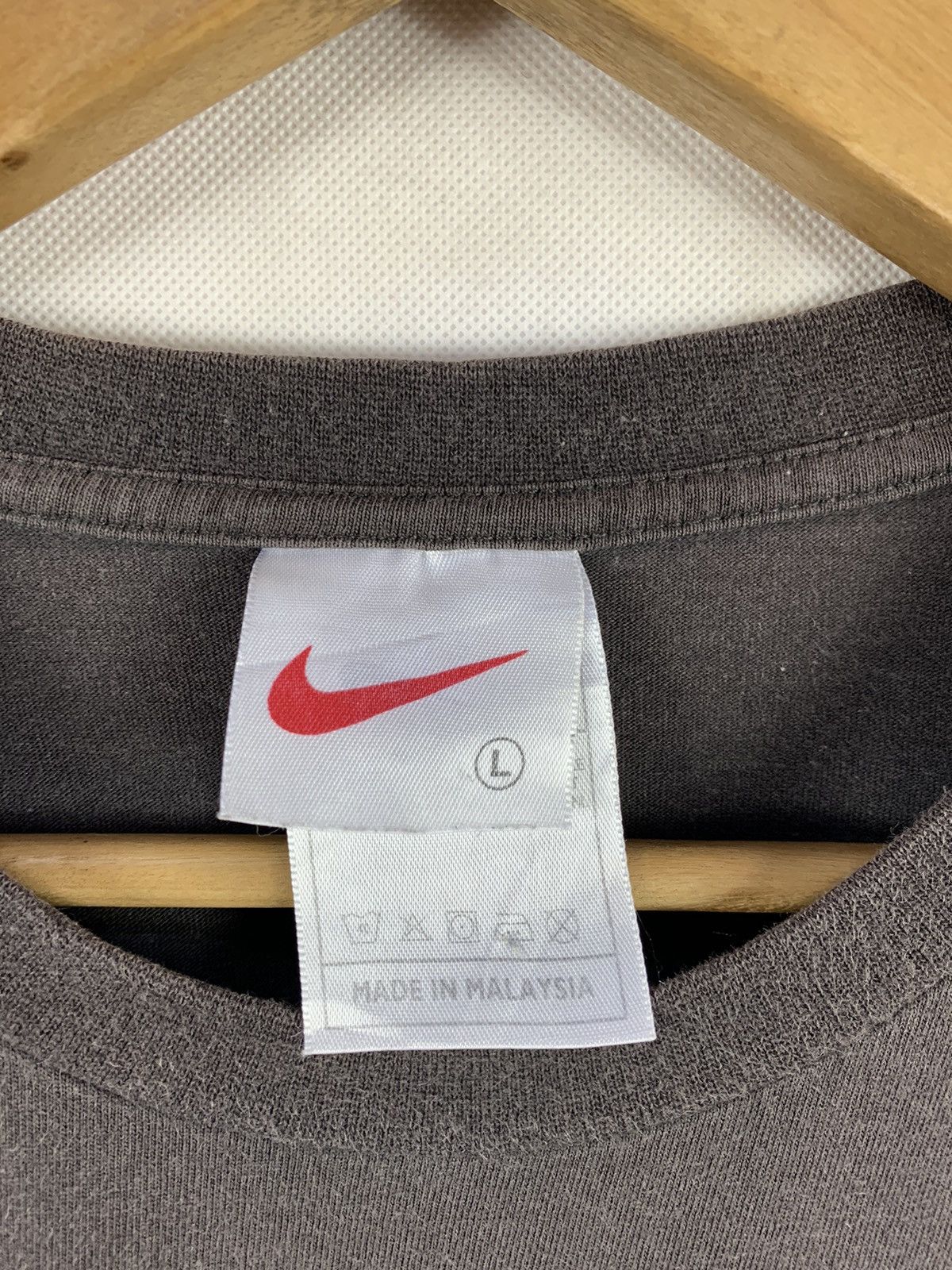 Nike Steals! Vintage Y2K Nike Small Swoosh Tee Size US L / EU 52-54 / 3 - 7 Thumbnail