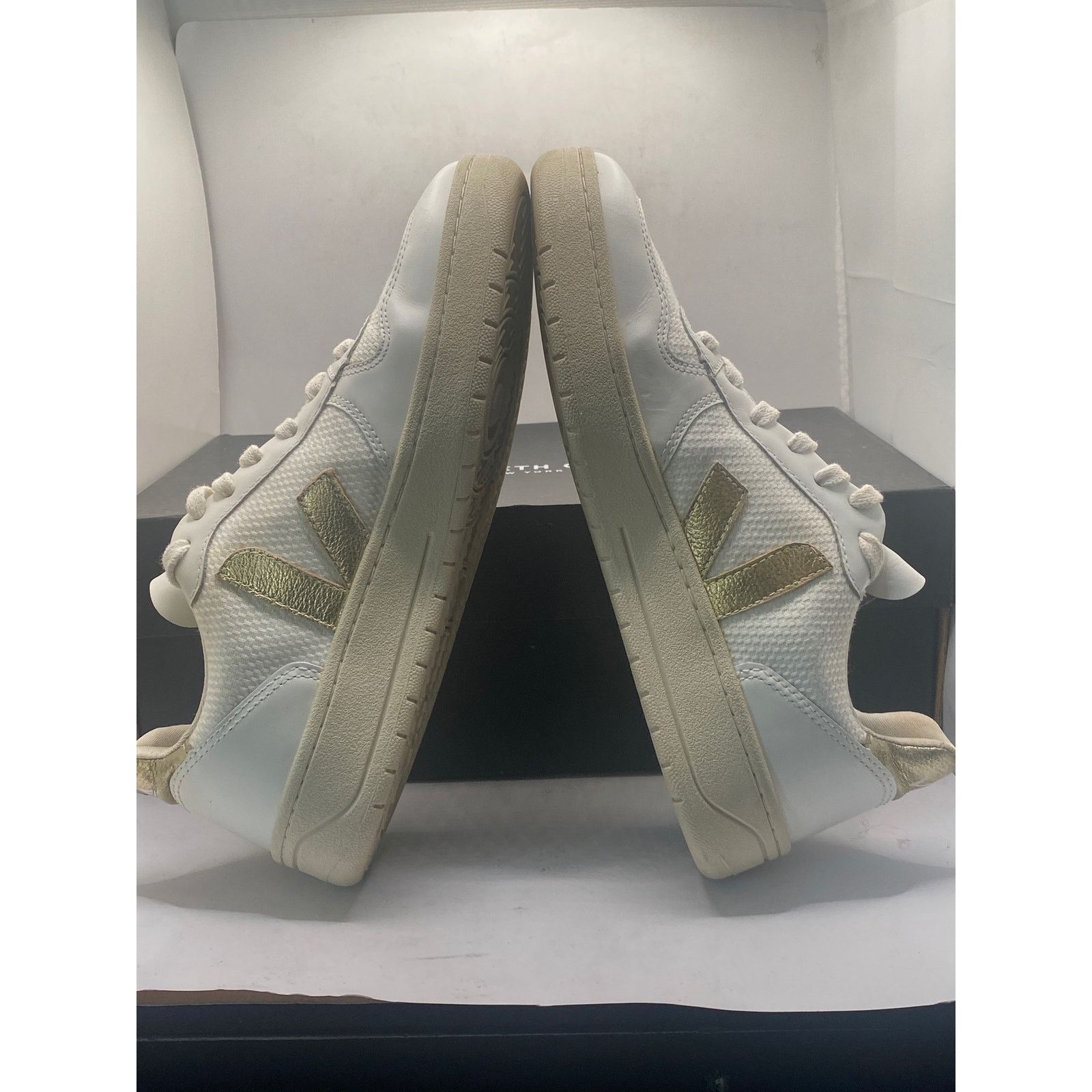 Veja VEJA V-10 Bicolor Metallic Low-Top Sneakers, Size 9 Size US 9 / IT 39 - 5 Thumbnail