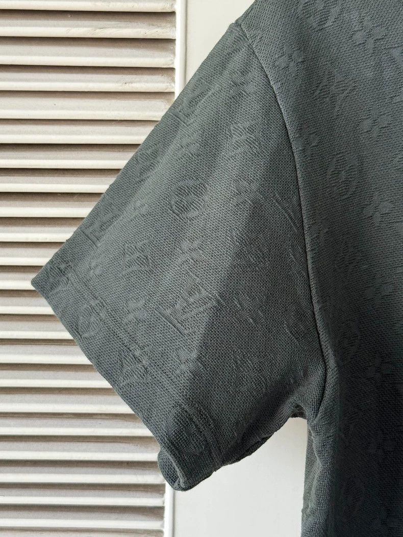 Louis Vuitton LV XS Dark Print Pocket T-shirt-2507 Size US XS / EU 42 / 0 - 6 Thumbnail