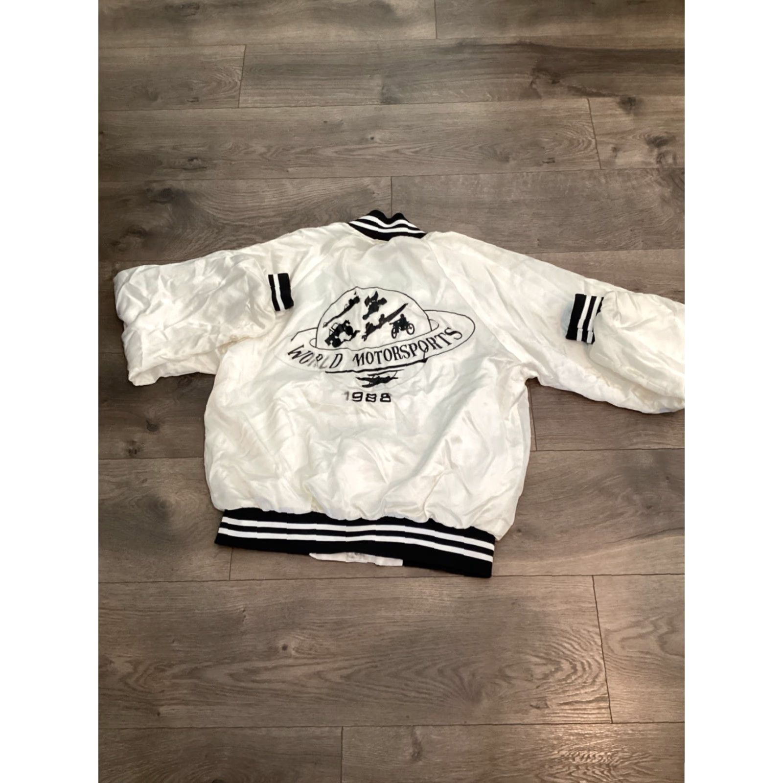 Vintage VINTAGE World Motorsports White Satin Snap Varsity Jacket M Mens 1988 Size US M / EU 48-50 / 2 - 7 Thumbnail