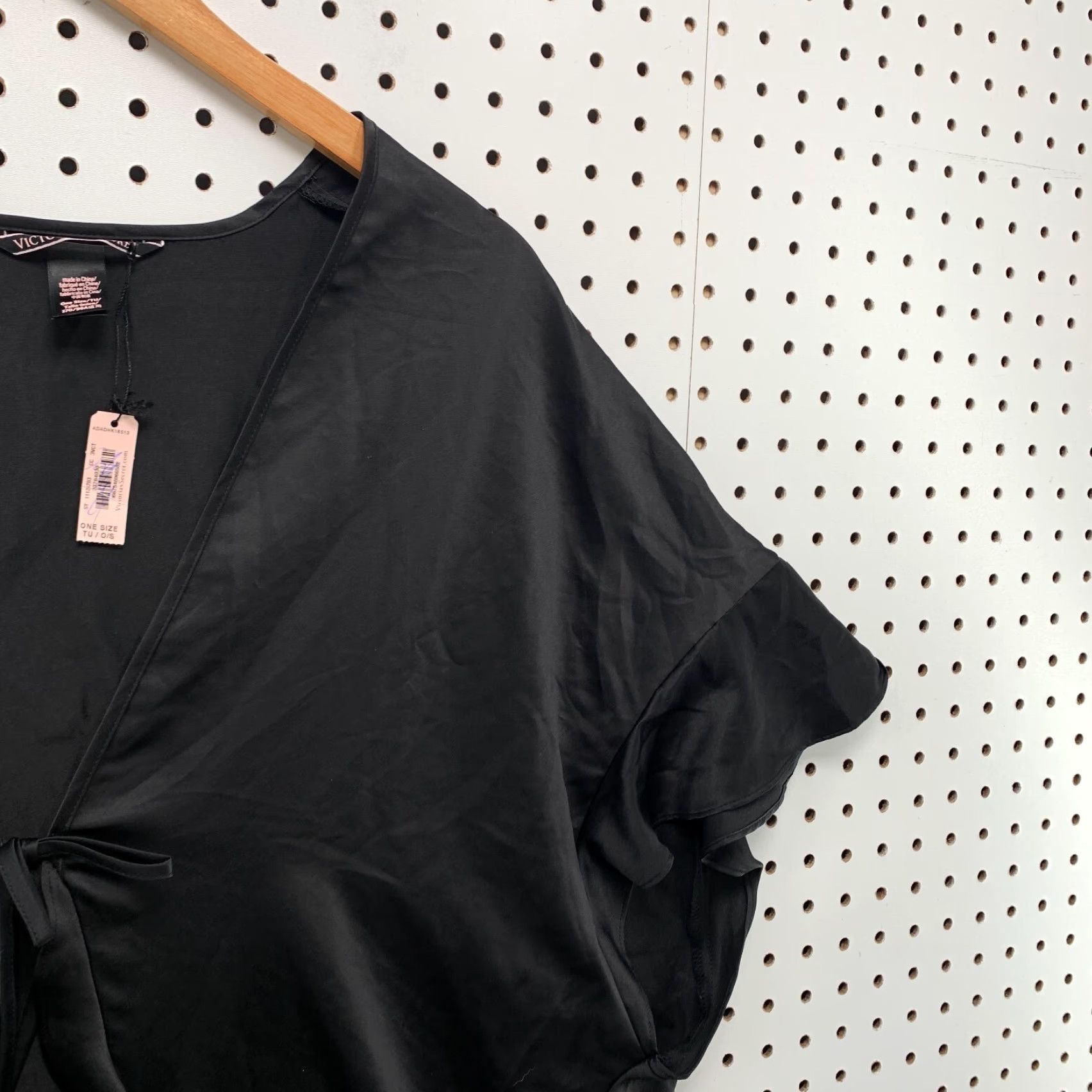 Victoria's Secret Victoria's Secret Robe Black Satin Kimono Love One Size NWT Womens XS-XXL? Size ONE SIZE - 7 Thumbnail