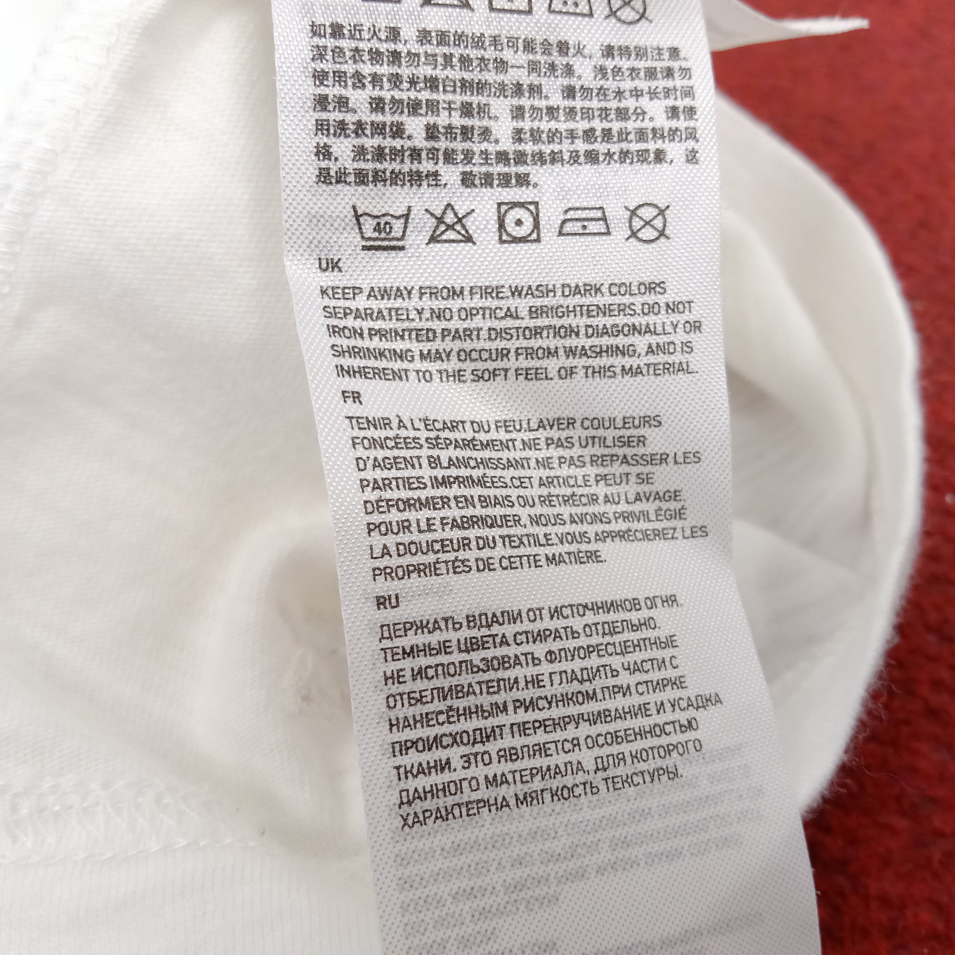 Japanese Brand Uniqlo Undercover Japanese Brand Center Design Tshirt Size US L / EU 52-54 / 3 - 10 Thumbnail