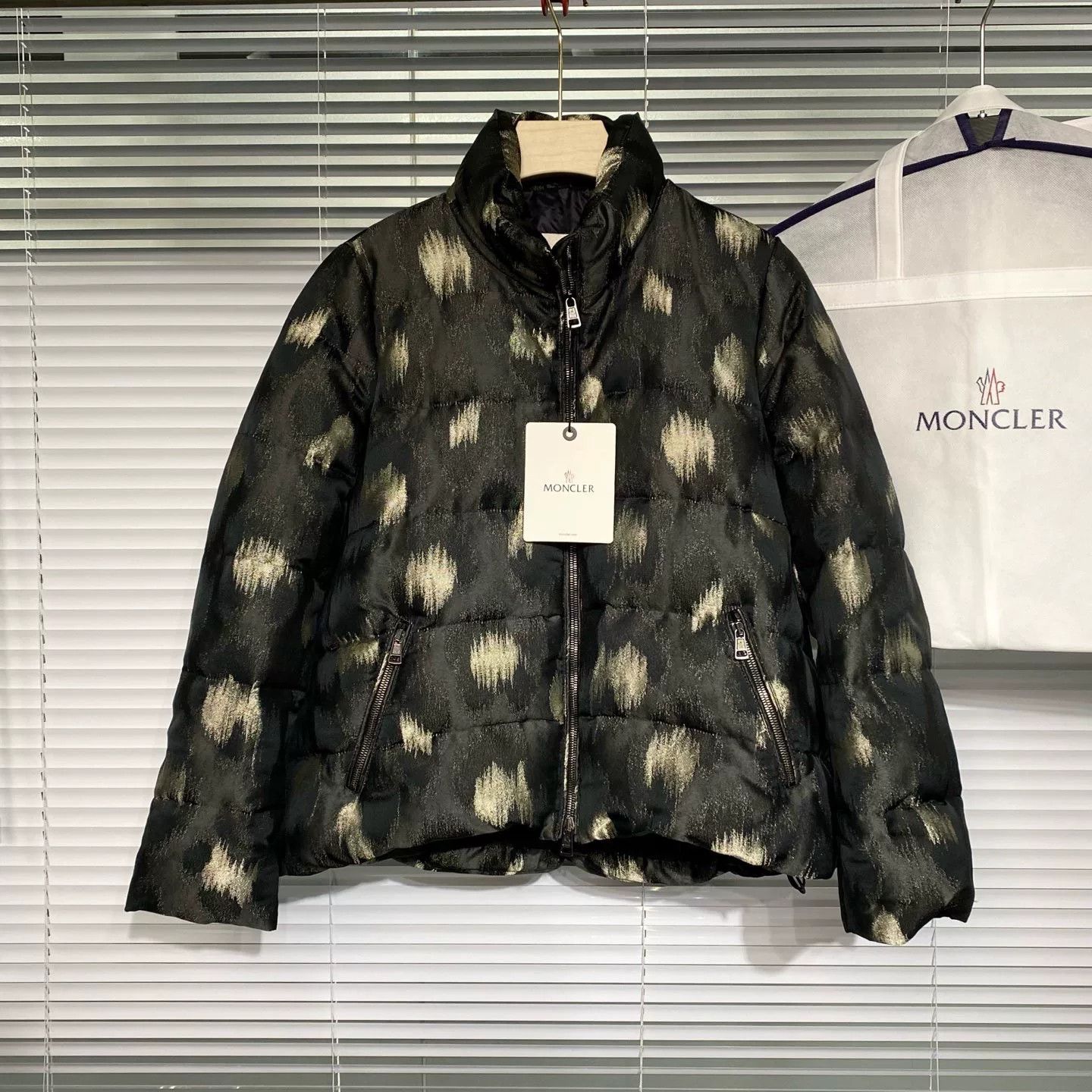 Moncler Moncler Himawari Fine Glitter Down Jacket Size S / US 4 / IT 40 - 1 Thumbnail