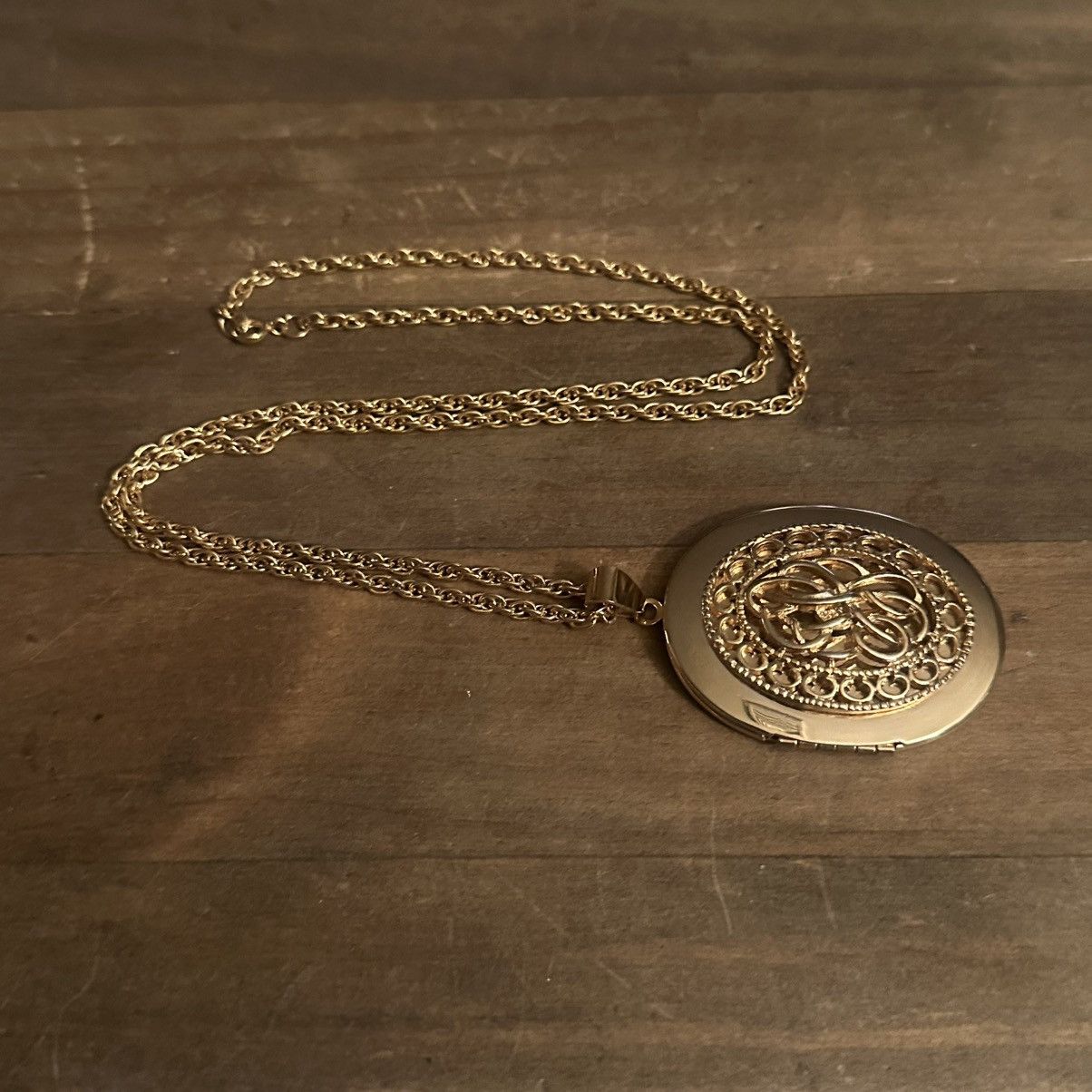 Vintage Vintage gold tone oval filigree locket pendant necklace Size ONE SIZE - 2 Thumbnail