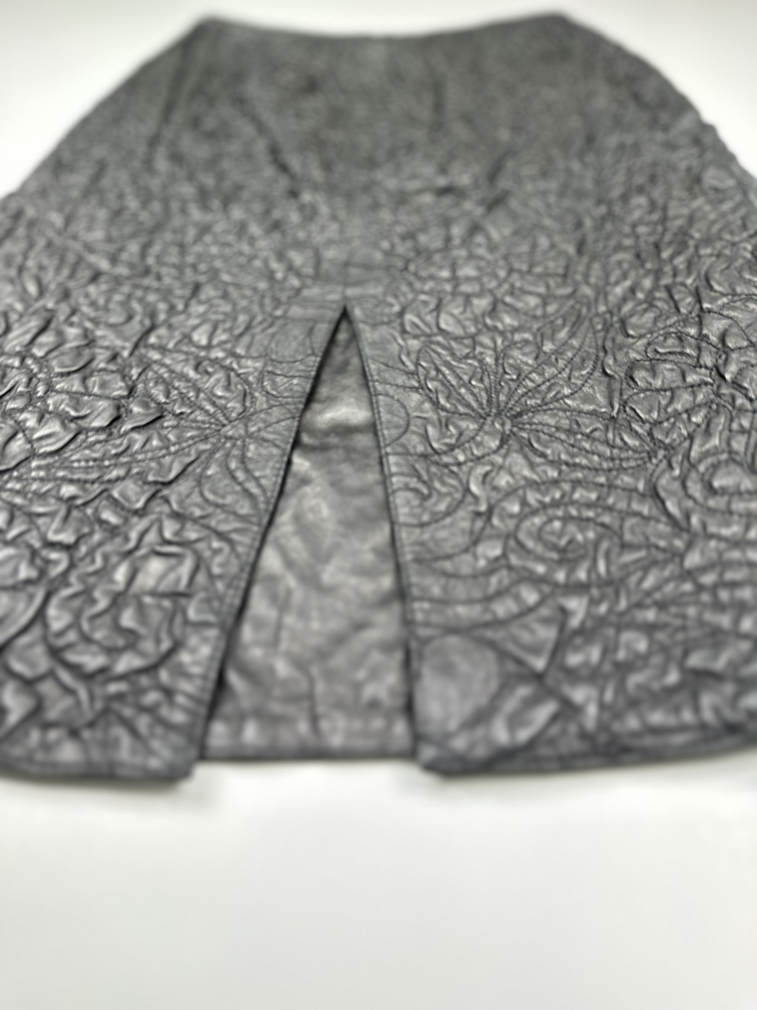 Yves Saint Laurent Yves Saint Laurent Black Embossed Slim Cut Skirt Size 25" / US 0 / IT 36 - 3 Thumbnail