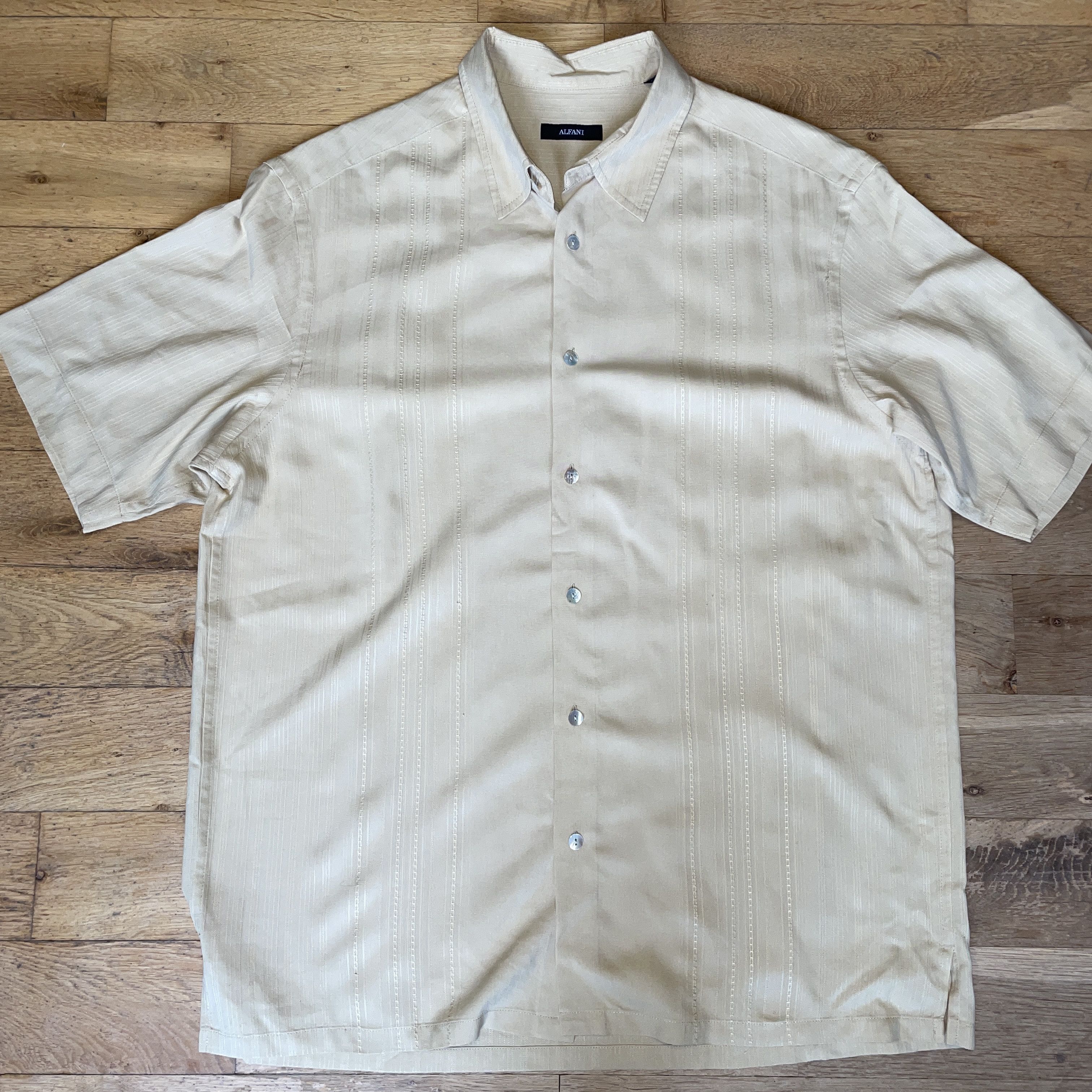 Alfani × Vintage Alfani Men's Fashion Shirt 100% Silk Short Sleeve Size M Size US M / EU 48-50 / 2 - 1 Thumbnail