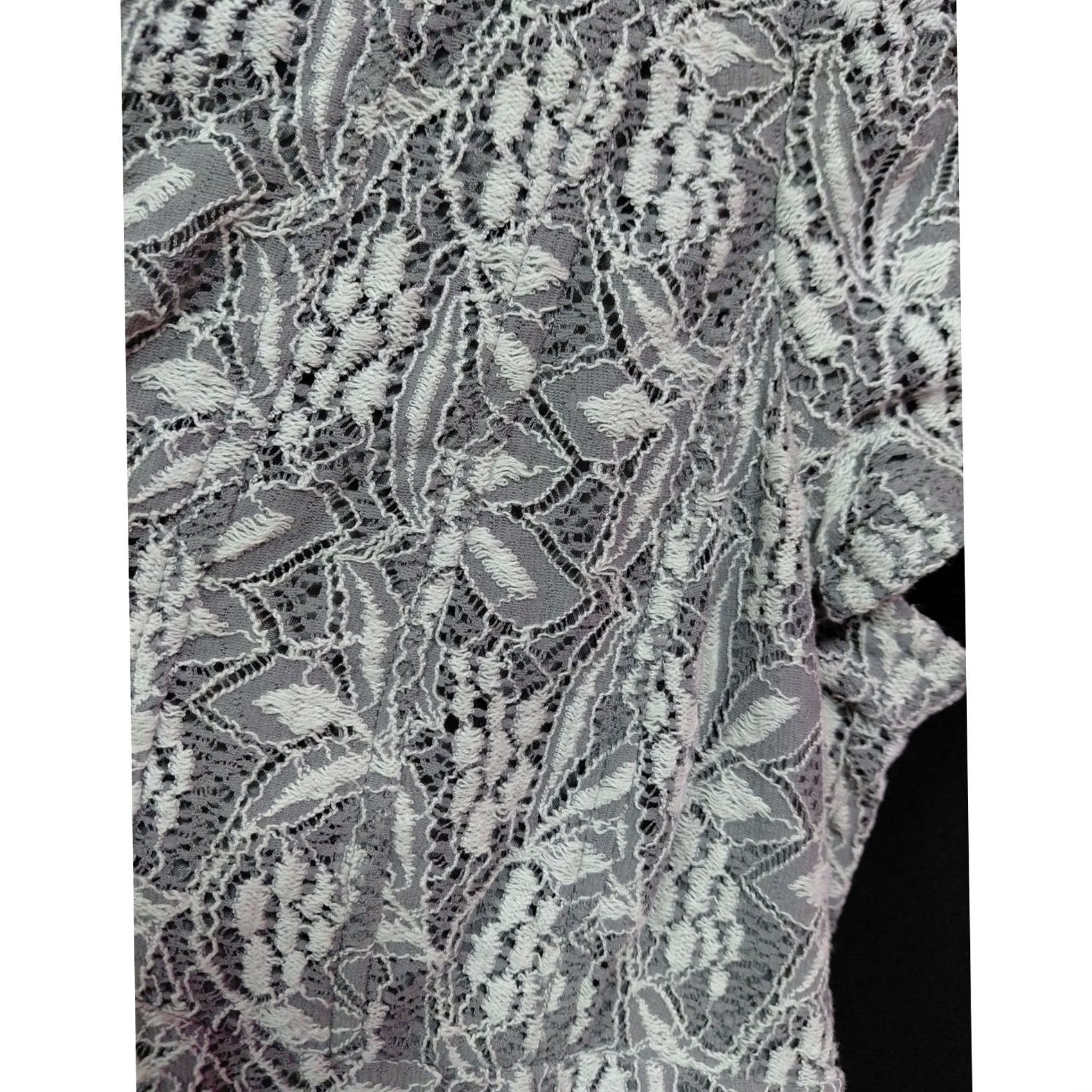 Banana Republic BANANA REPUBLIC Gray Floral V-Neck Top Knit Short Sleeve Women Size 8 Size M / US 6-8 / IT 42-44 - 3 Thumbnail