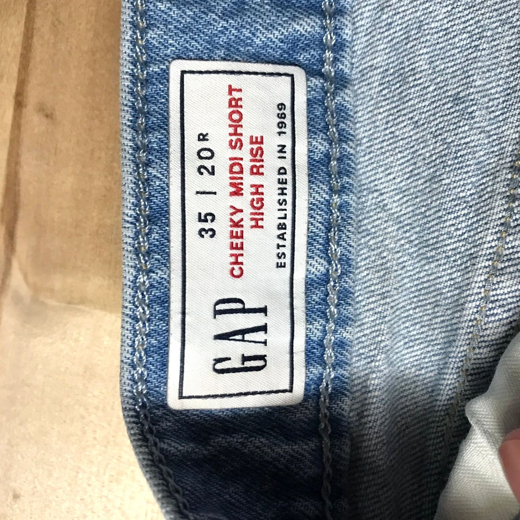 Gap GAP Cheeky Midi Shorts Denim Light Wash High Rise 35 Blue Women Regular Pocket Fringe Button Distressed 4 in Inseam 35 in Waist 35 in Sh Size 24" / US 00 / IT 34 - 7 Thumbnail
