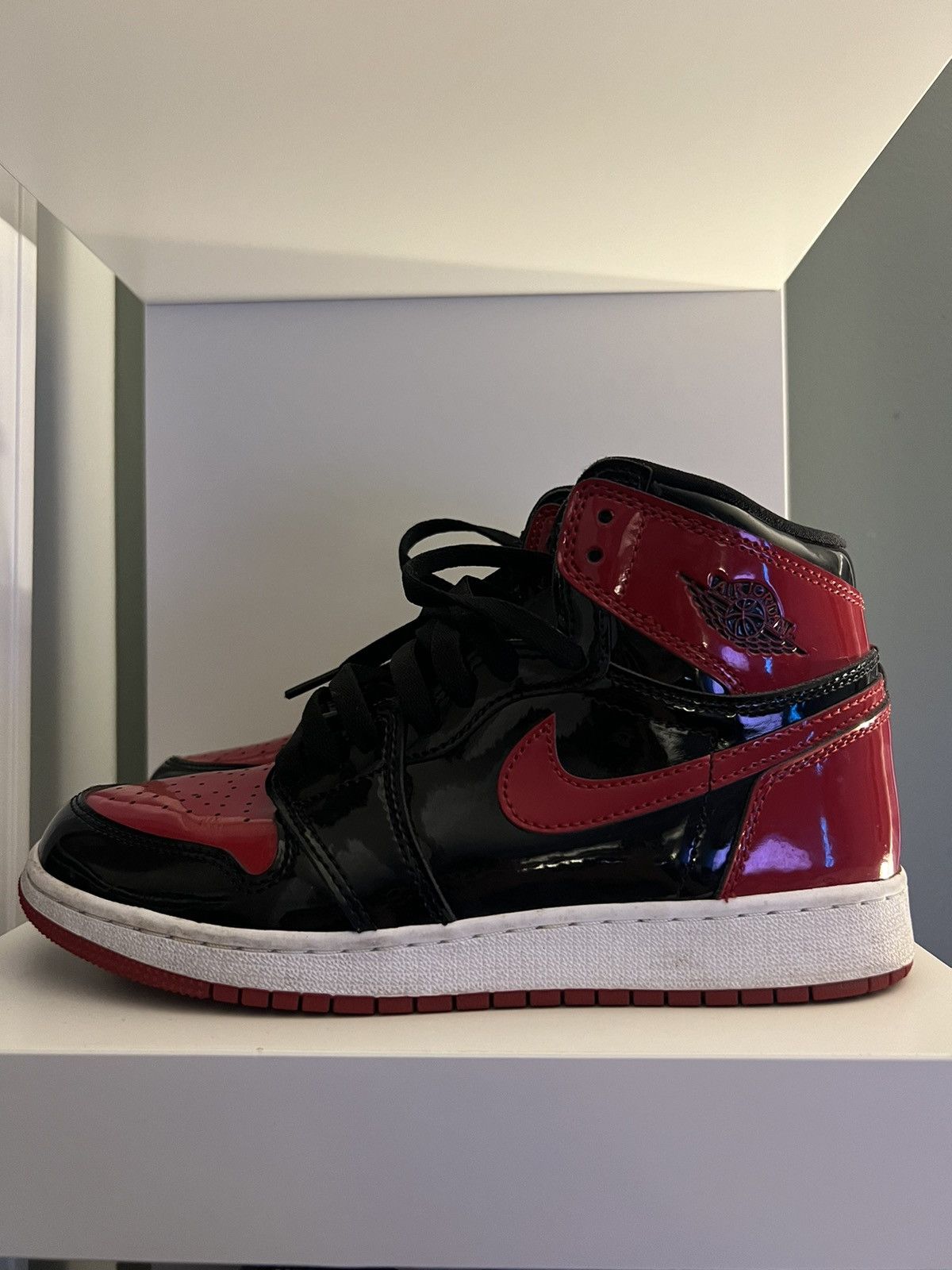 Jordan Brand Jordan 1 Retro High OG Patent Bred Size US 6 / EU 39 - 1 Thumbnail