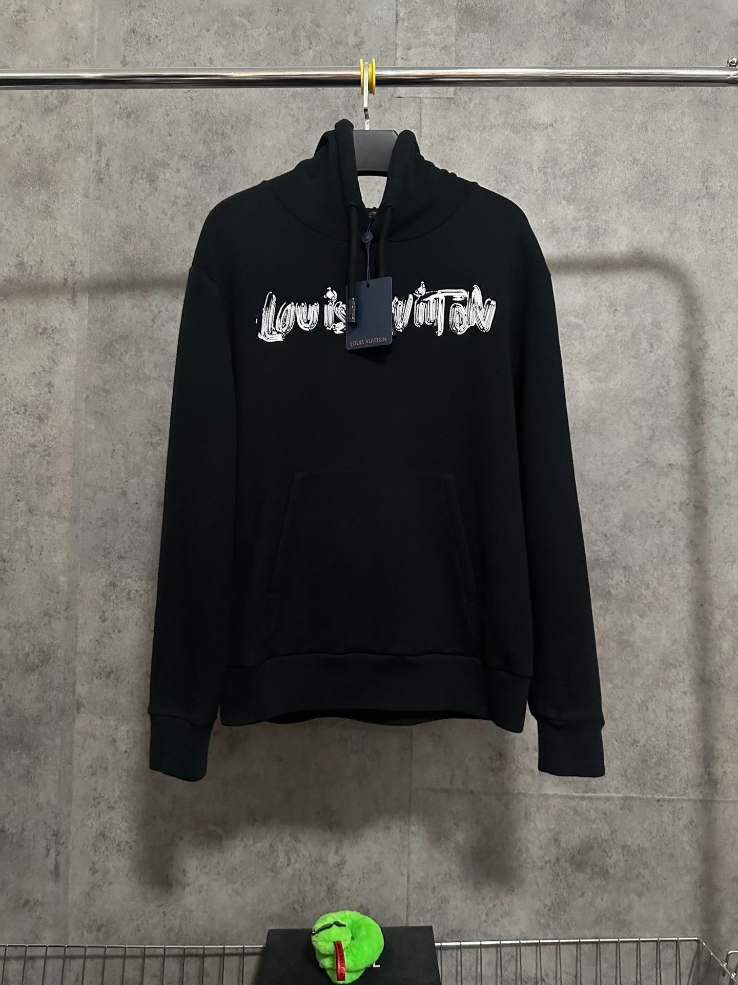 Louis Vuitton Louis Vuitton Black Graffiti Logo Hoodie Size US L / EU 52-54 / 3 - 1 Thumbnail