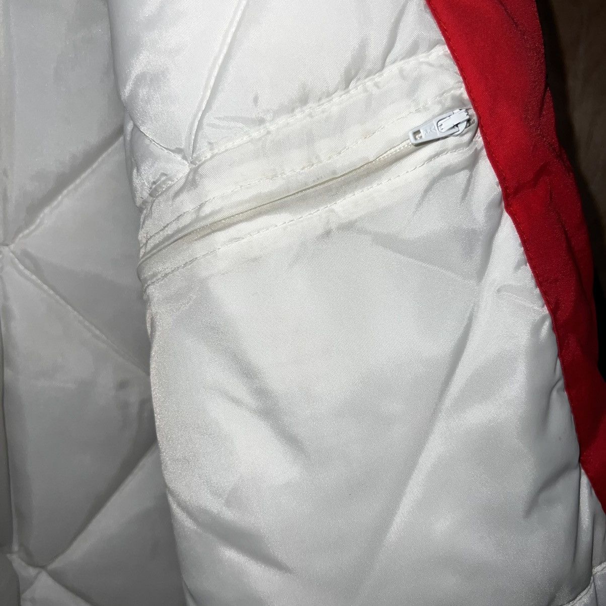 Apex One VINTAGE 90s APEX ONE NBA CHICAGO BULLS LOGO PUFFER JACKET Size US L / EU 52-54 / 3 - 15 Thumbnail