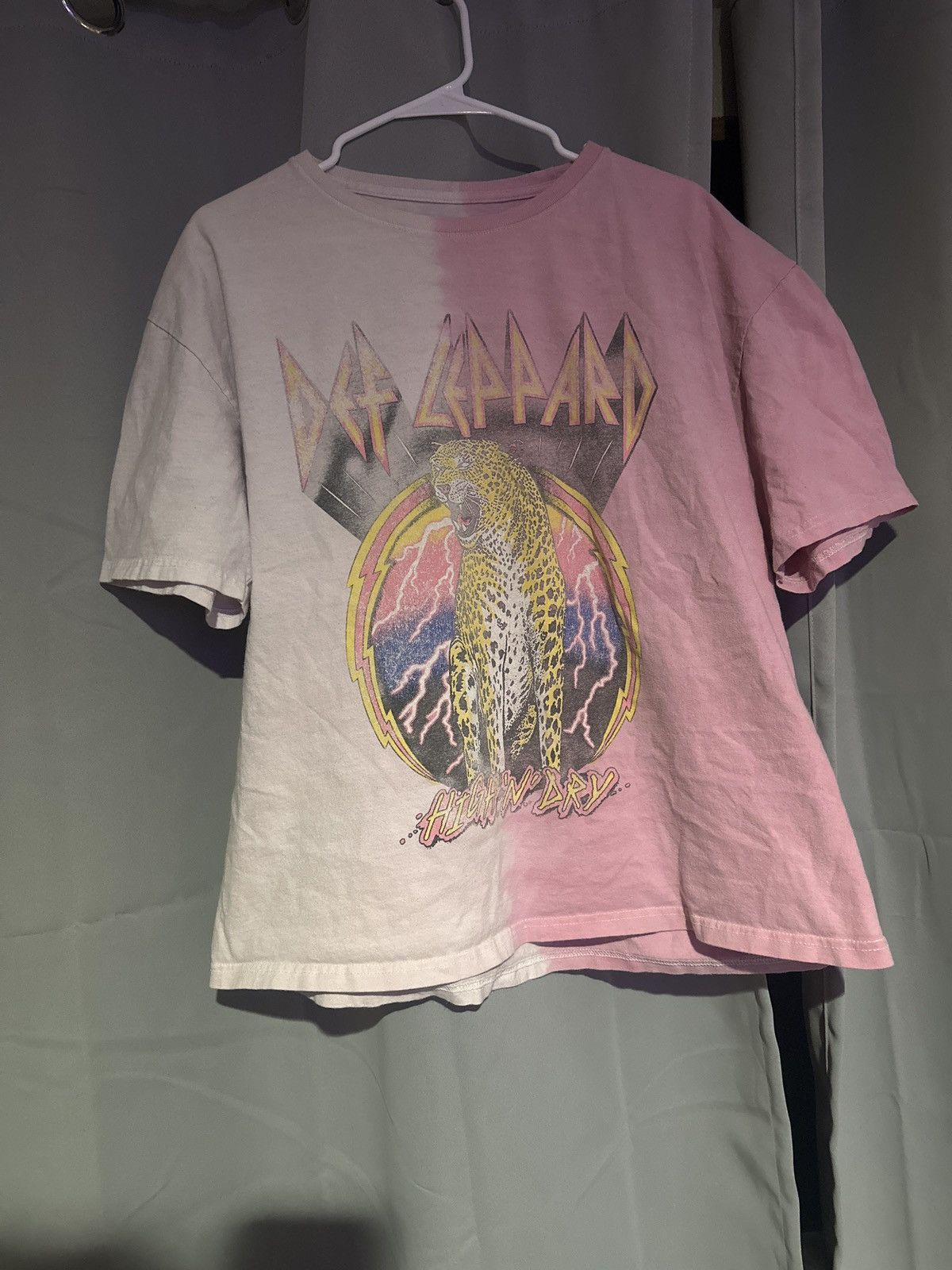 Band Tees Def leppard pink & white tee Size US M / EU 48-50 / 2 - 2 Thumbnail